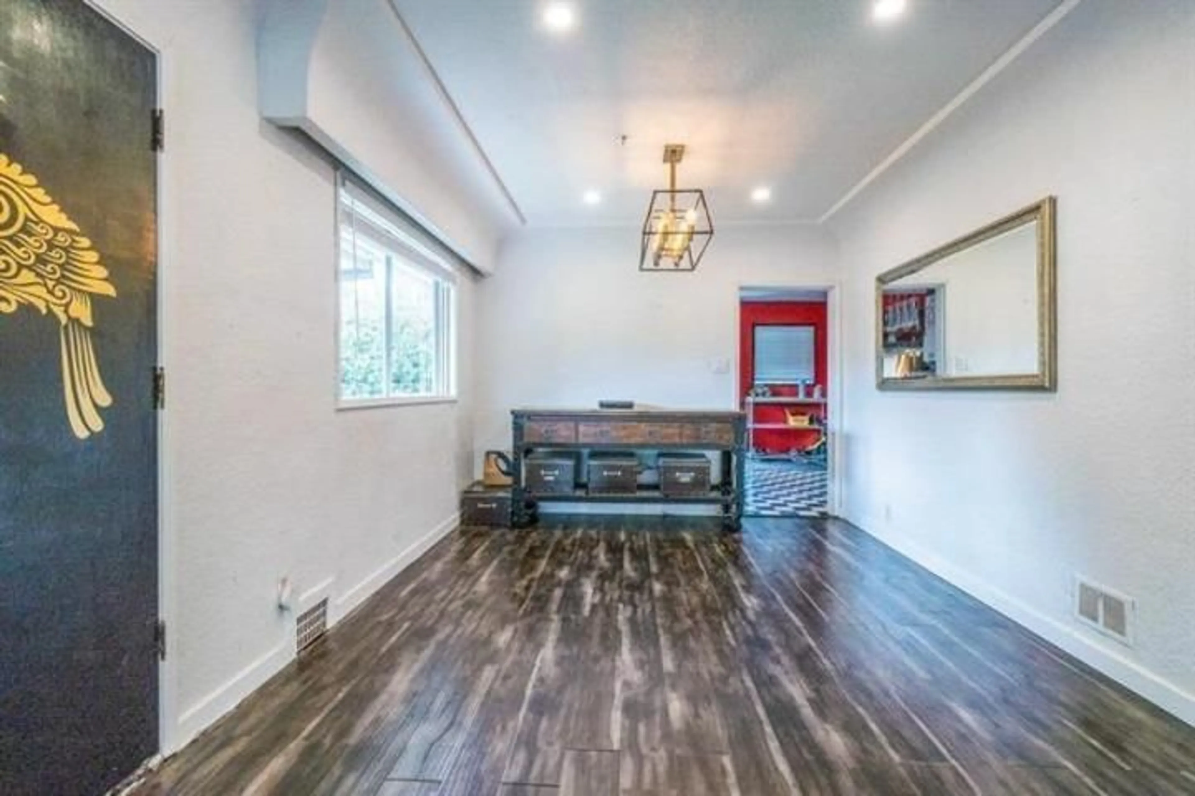 Indoor foyer, wood floors for 33693 MAYFAIR AVENUE, Abbotsford British Columbia V2S1P7