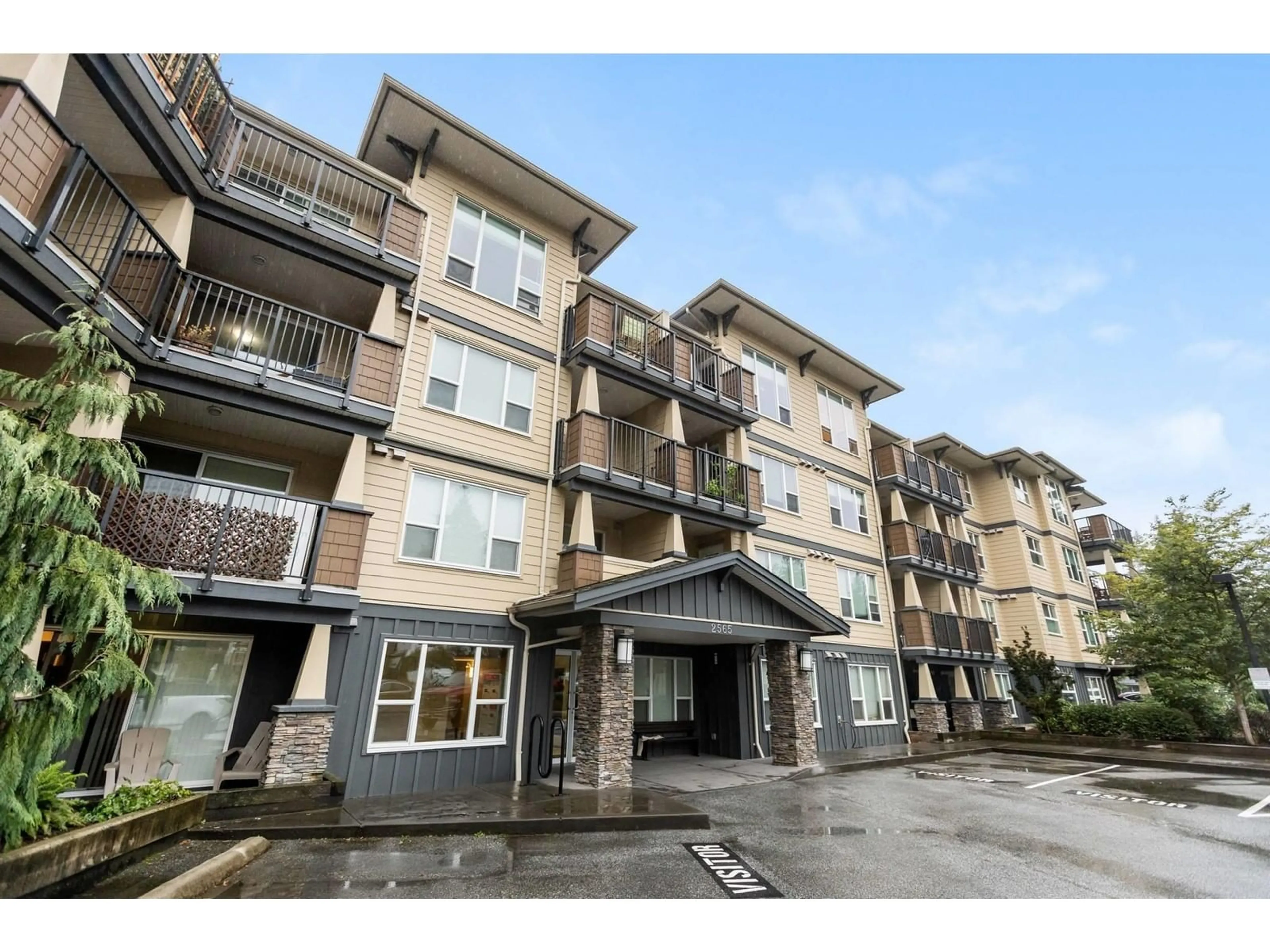 A pic from exterior of the house or condo, the front or back of building for 219 2565 CAMPBELL AVENUE, Abbotsford British Columbia V2S0E3