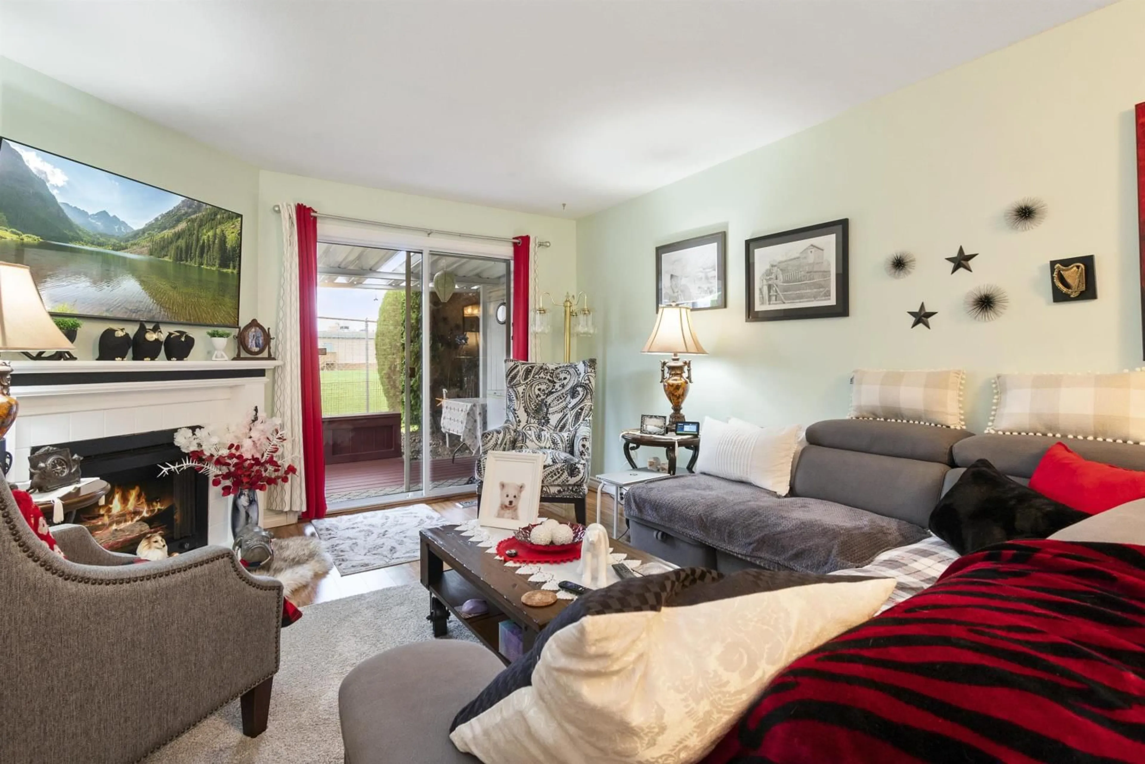 Living room, wood floors for 152 7610 EVANS ROAD, Chilliwack British Columbia V2R2T4