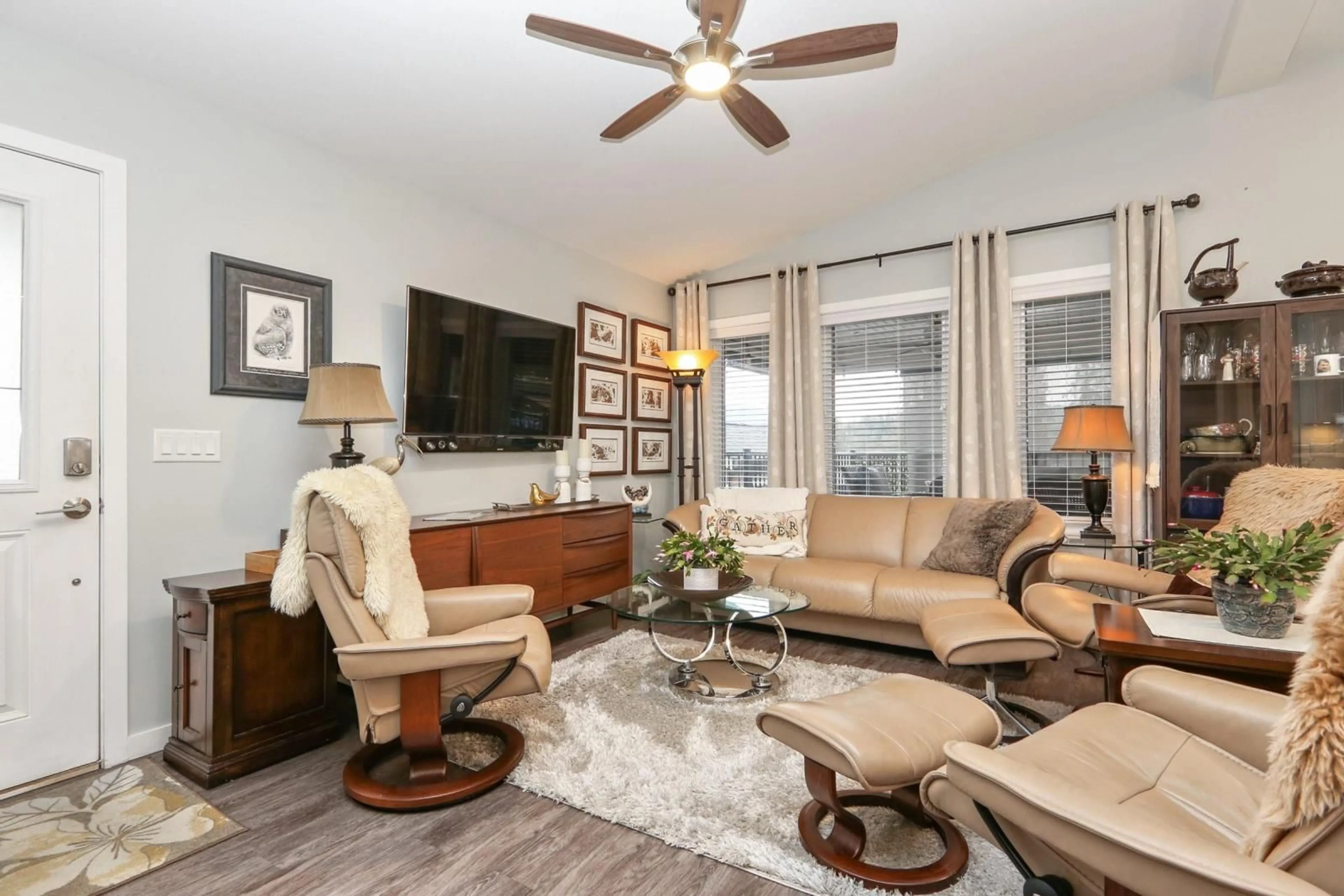 Living room, wood floors for 88 53480 BRIDAL FALLS ROAD|Bridal Falls, Rosedale British Columbia V0X1X1