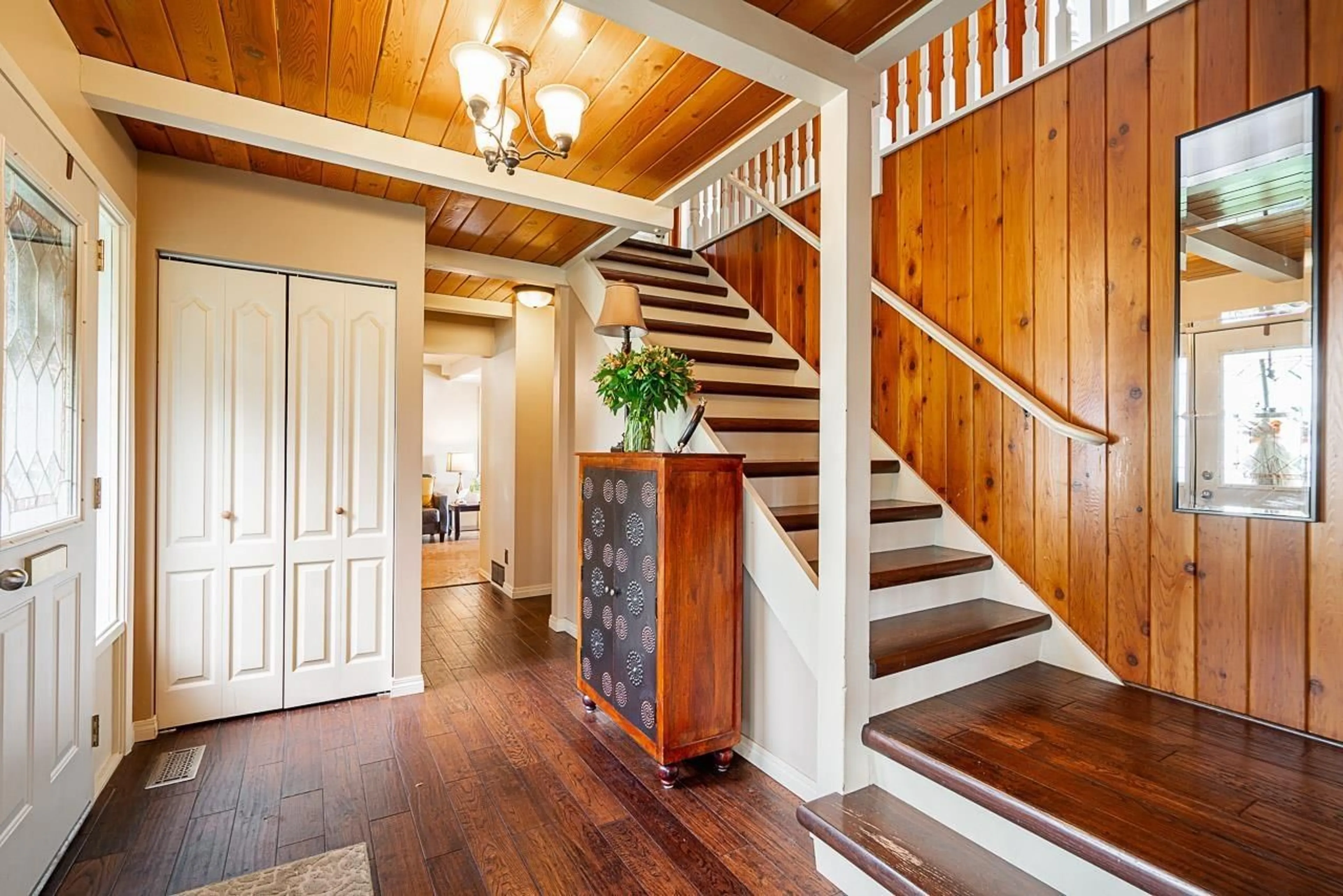 Indoor foyer, wood floors for 14728 55 AVENUE, Surrey British Columbia V3S1A9