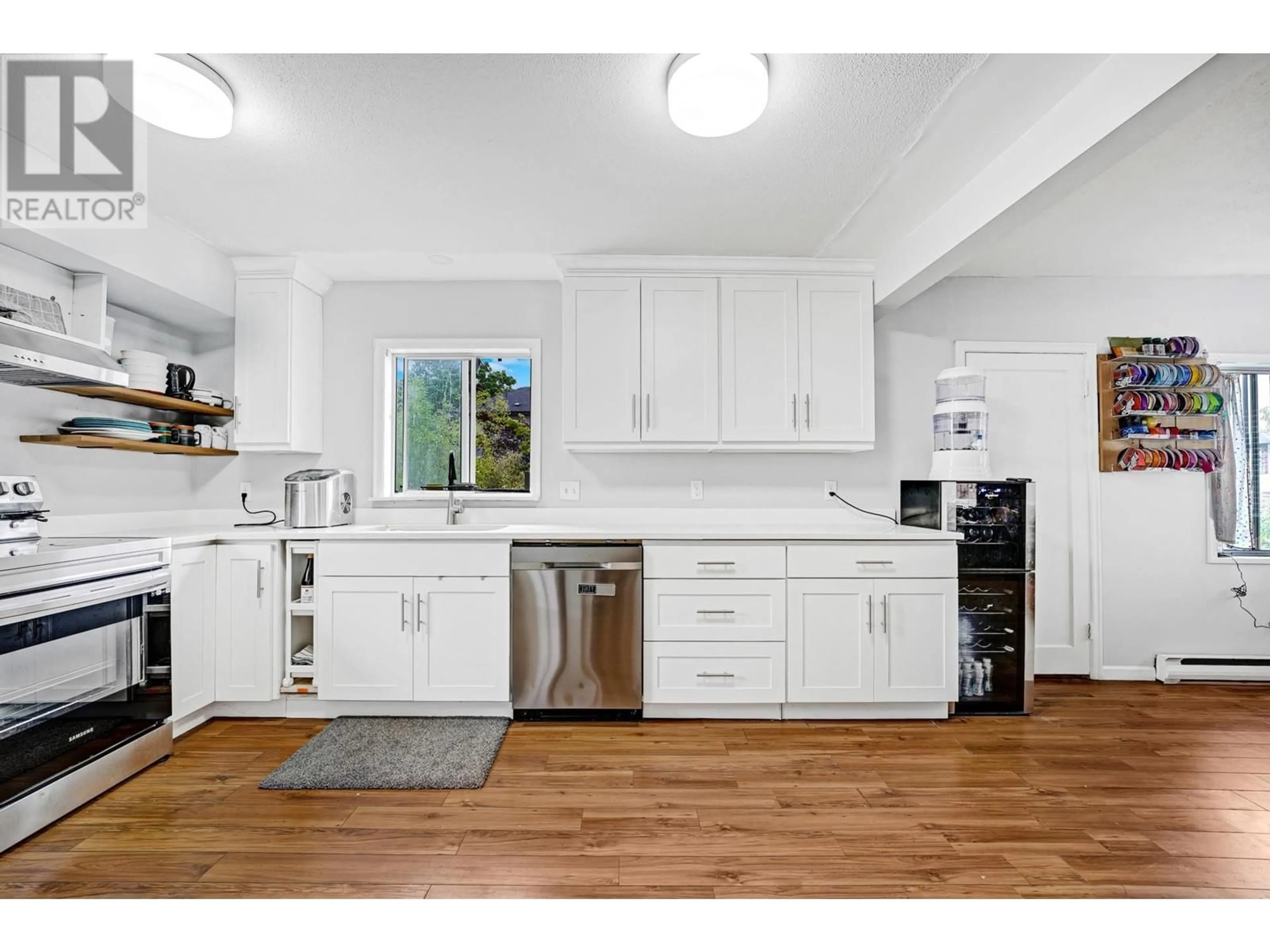 Open concept kitchen for 2015 FRASER AVENUE, Port Coquitlam British Columbia V3B1N5