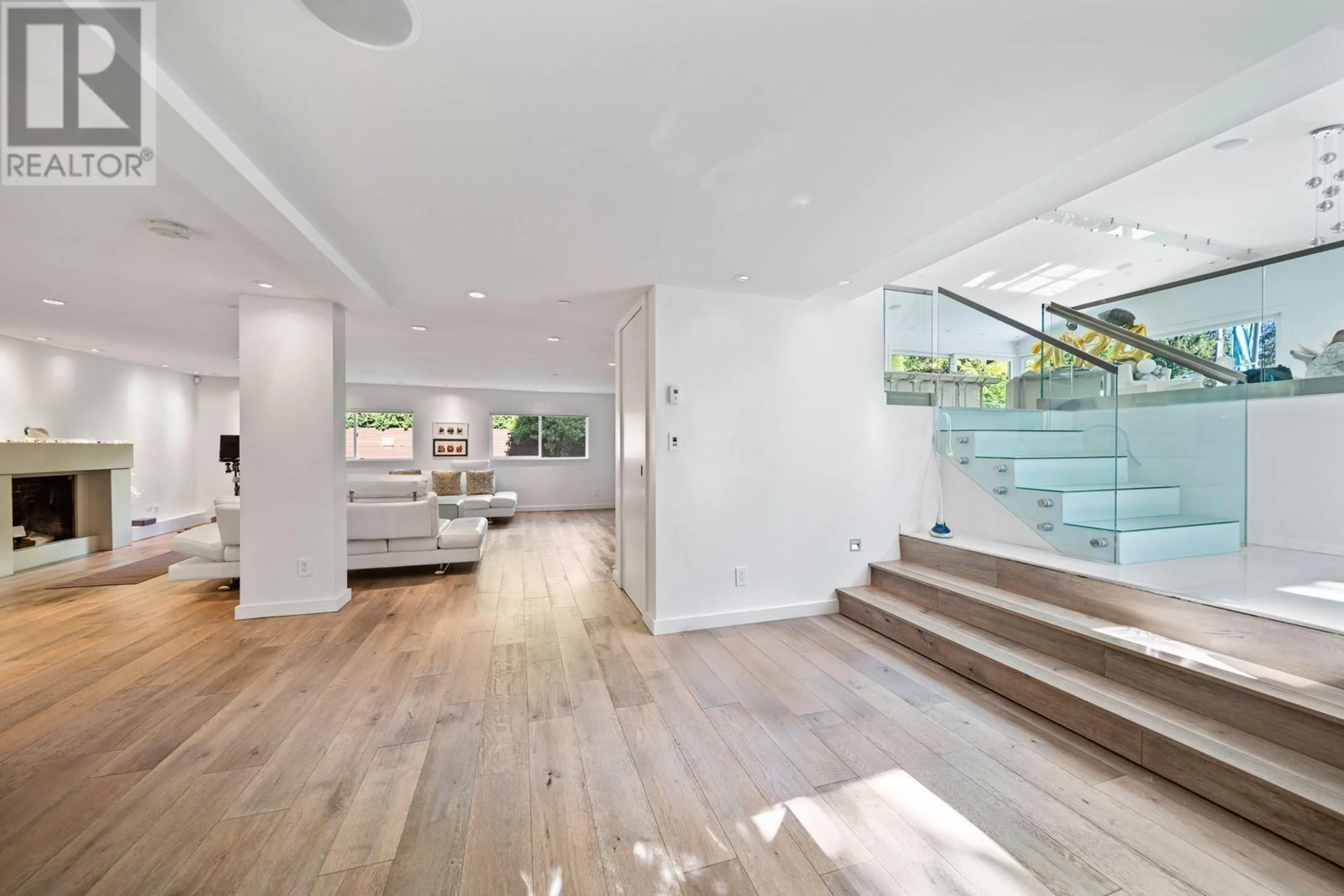 Indoor foyer, wood floors for 3998 GRANVILLE STREET, Vancouver British Columbia V6H3L2