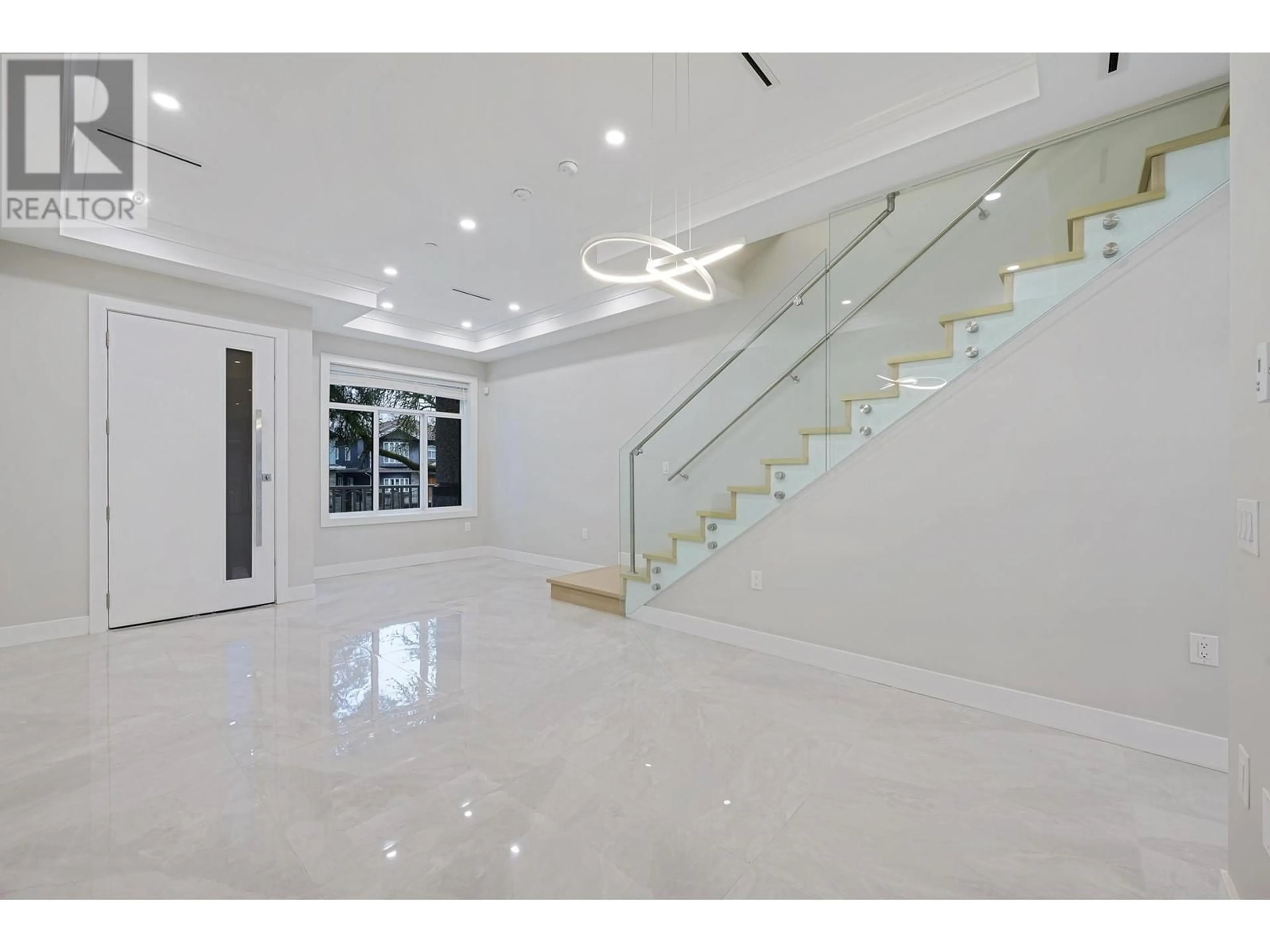 Indoor foyer, ceramic floors for 2216 E 38TH AVENUE, Vancouver British Columbia V5P1H1