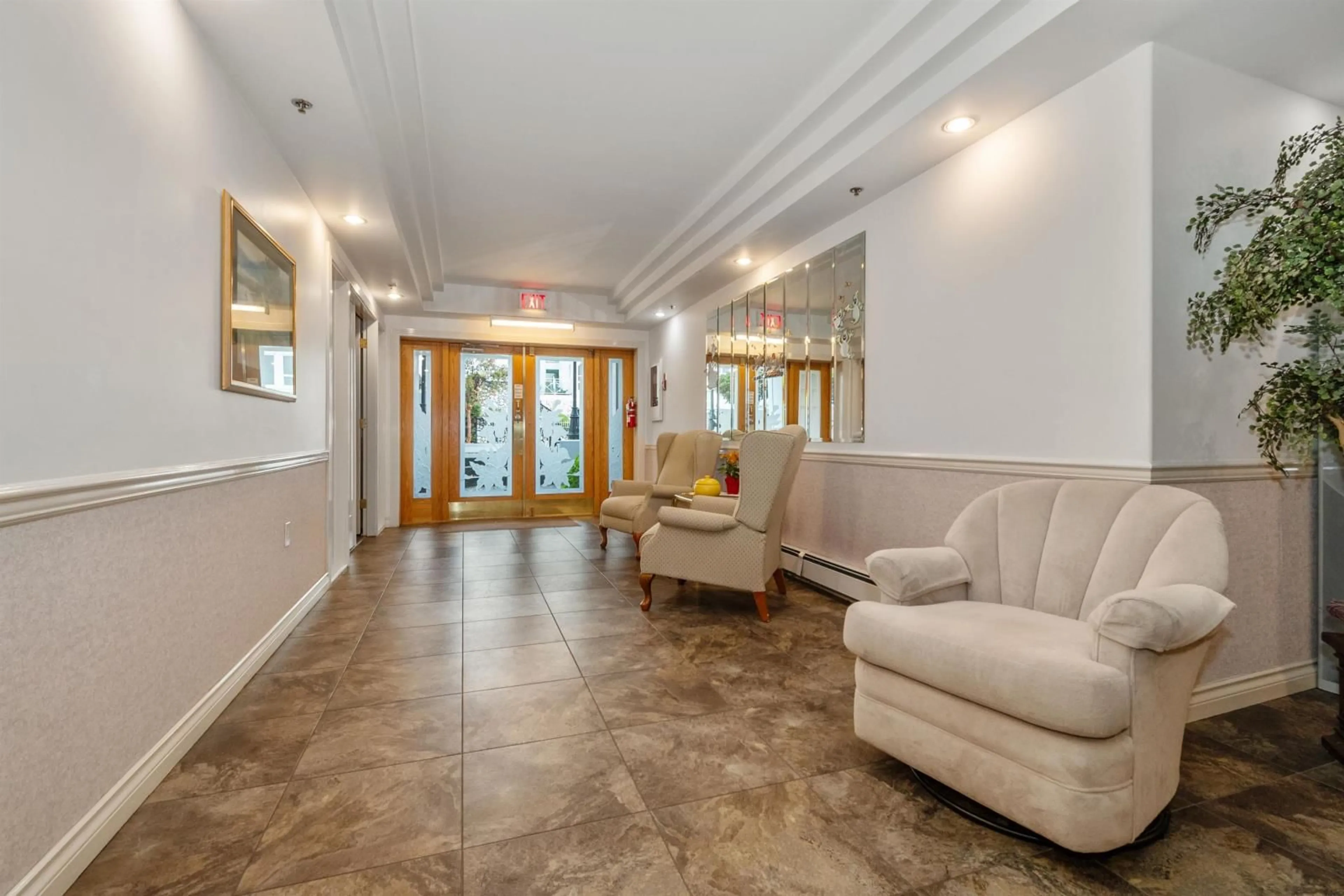 Indoor lobby, wood floors for 305 45770 SPADINA AVENUE|Chilliwack Down, Chilliwack British Columbia V2P1T6