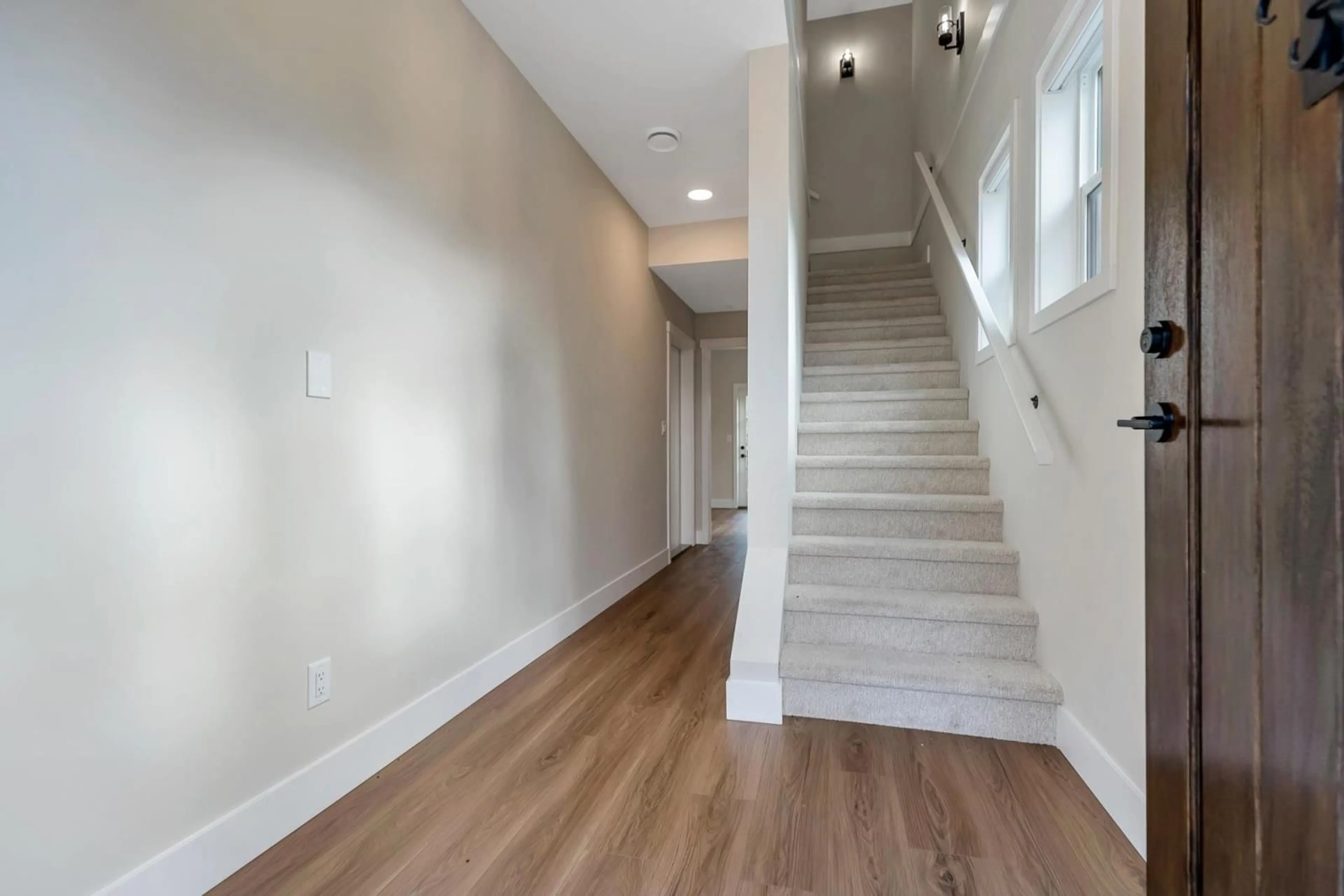 Indoor entryway, wood floors for 6 6590 FERN STREET, Chilliwack British Columbia V2R2Z7