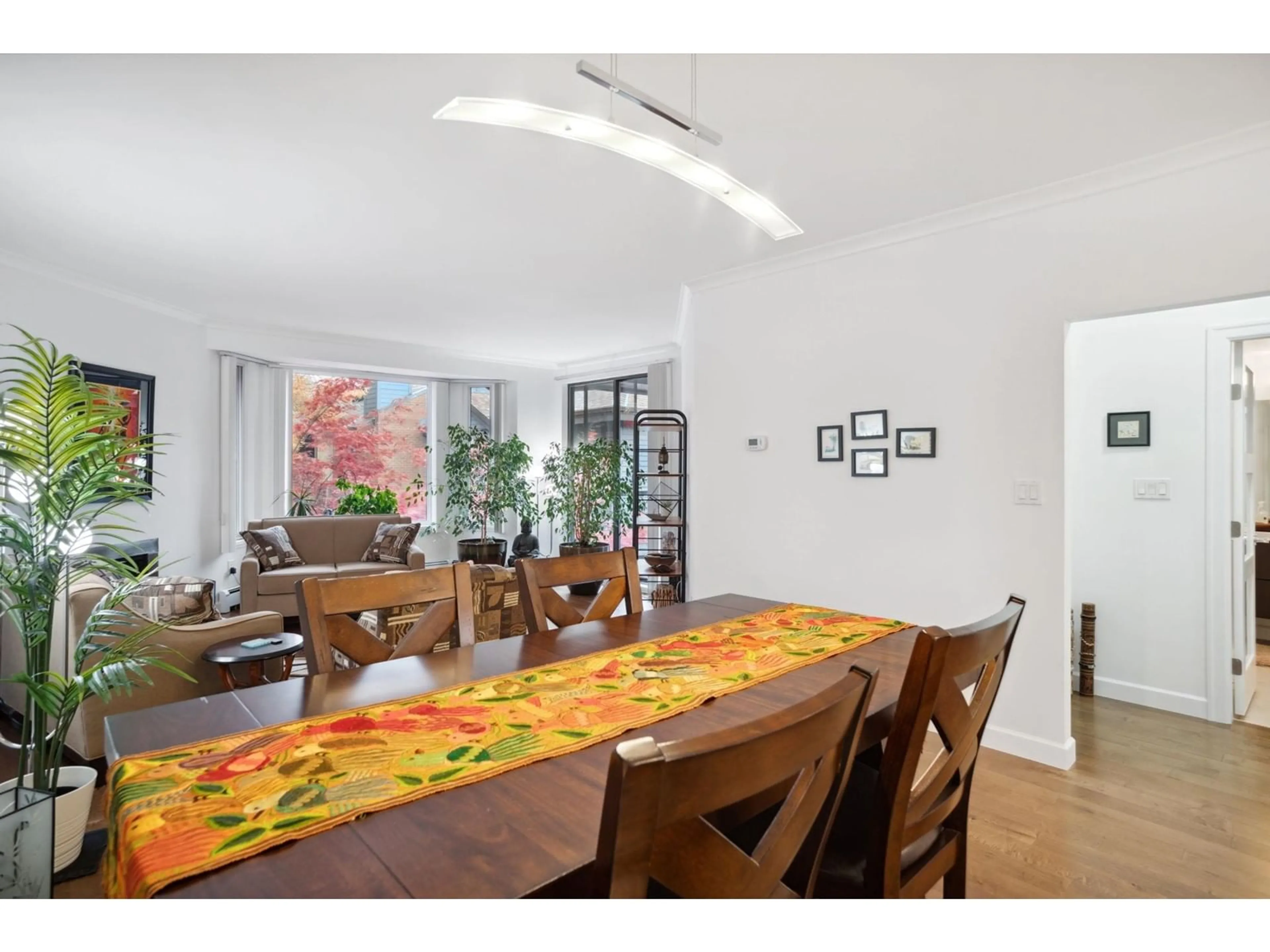 Dining room, wood floors for 302 15300 17 AVENUE, Surrey British Columbia V4A8Y6