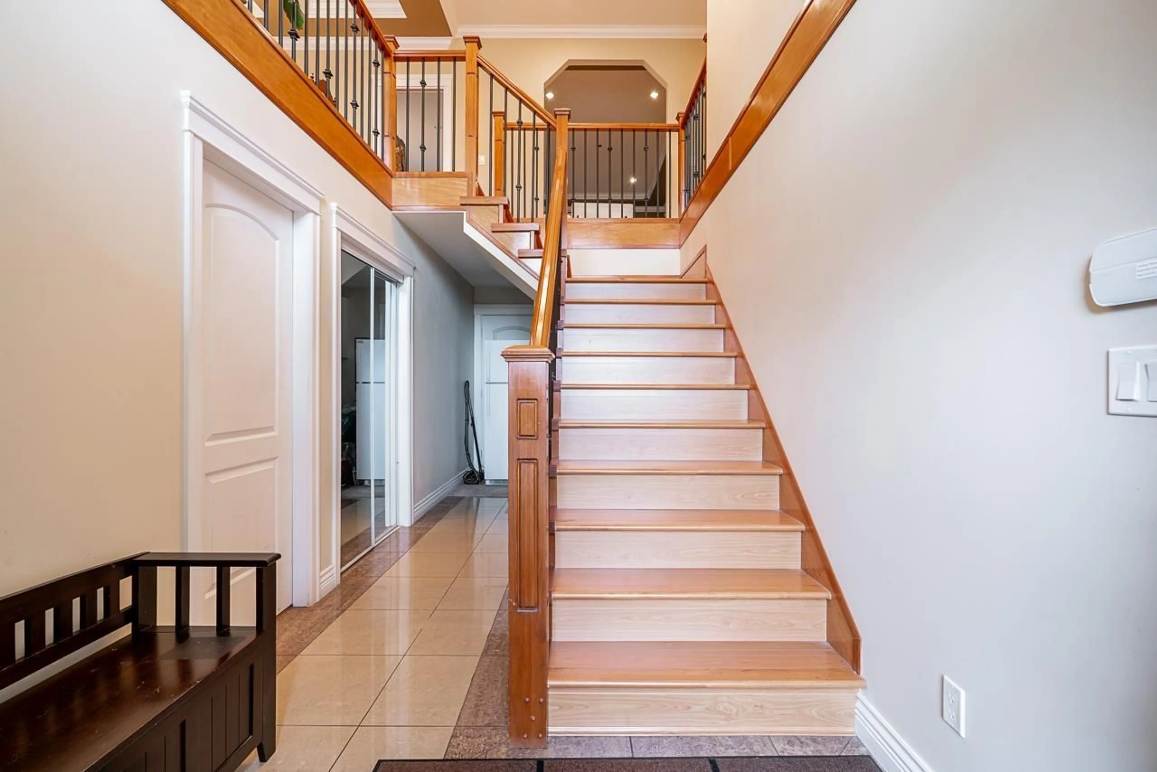 Indoor foyer, wood floors for 9983 117 STREET, Surrey British Columbia V3V7H5