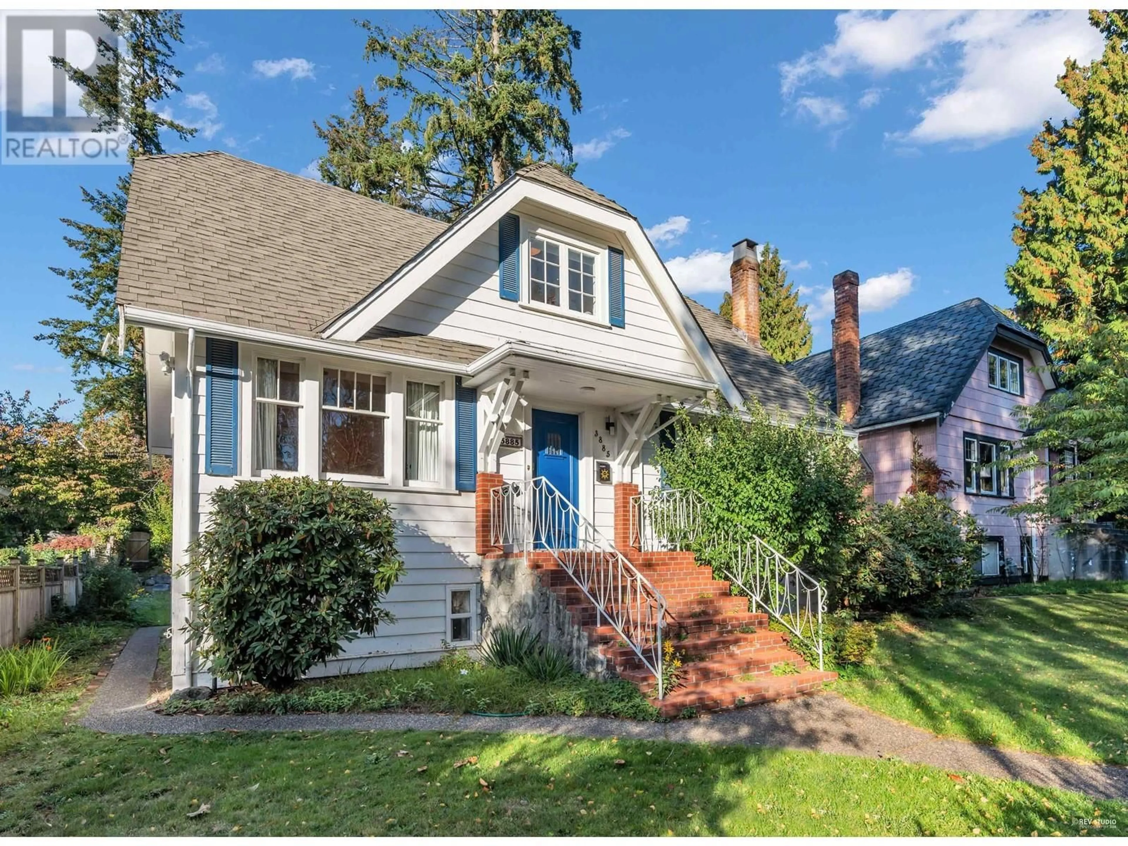 Home with vinyl exterior material, street for 3885 35TH AVENUE, Vancouver British Columbia V6N2N8