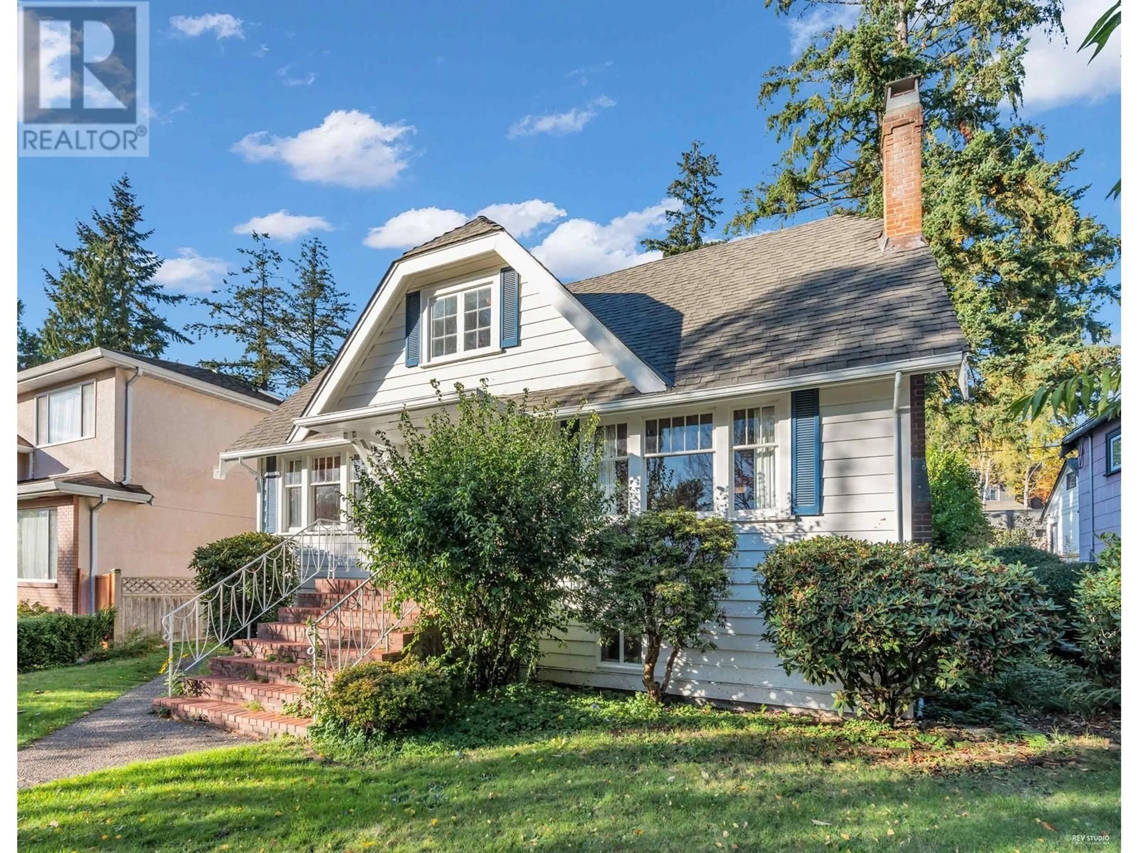 Home with vinyl exterior material, street for 3885 35TH AVENUE, Vancouver British Columbia V6N2N8
