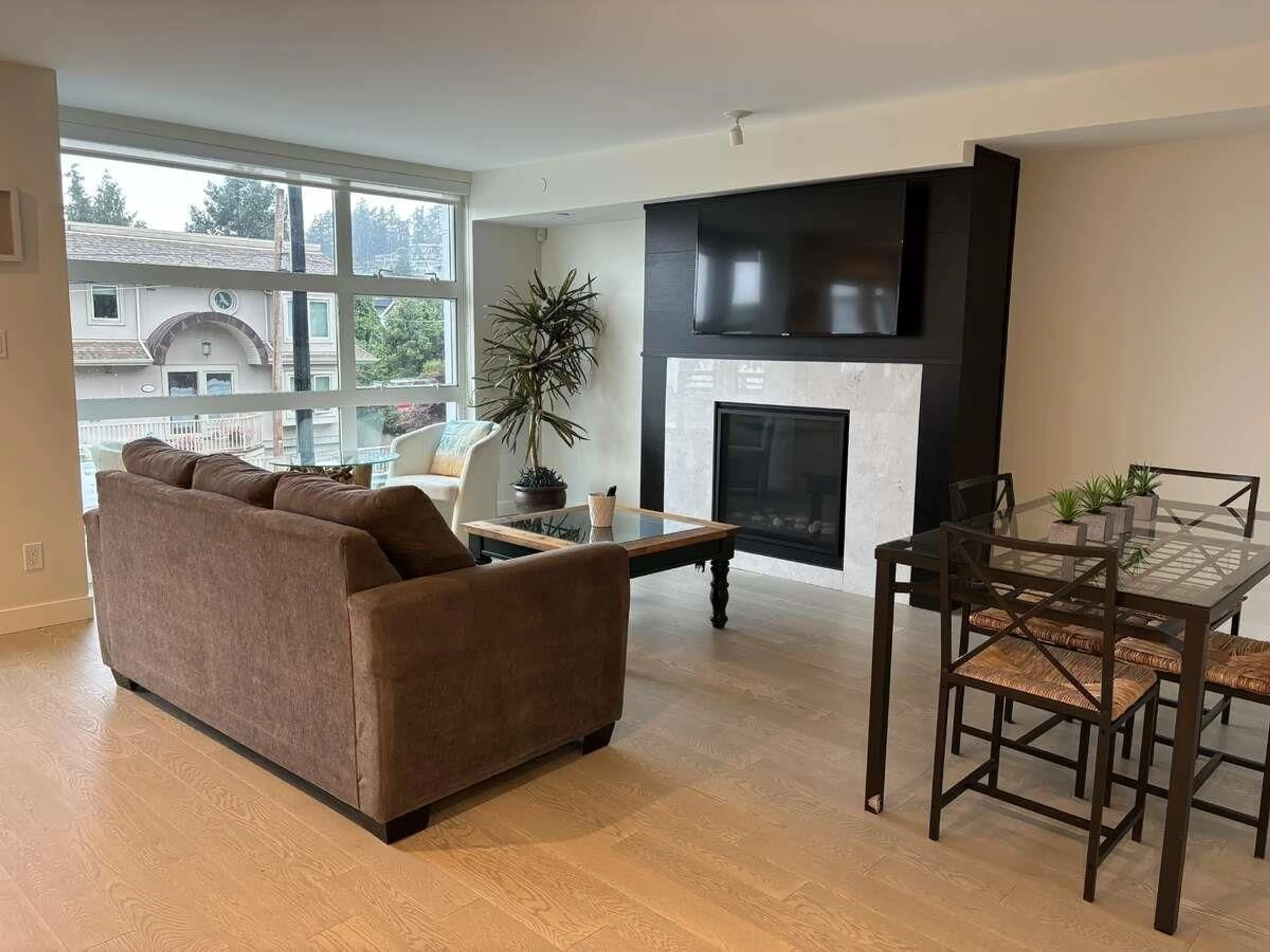 Living room, wood floors for 203 1160 OXFORD STREET, White Rock British Columbia V4B0B3