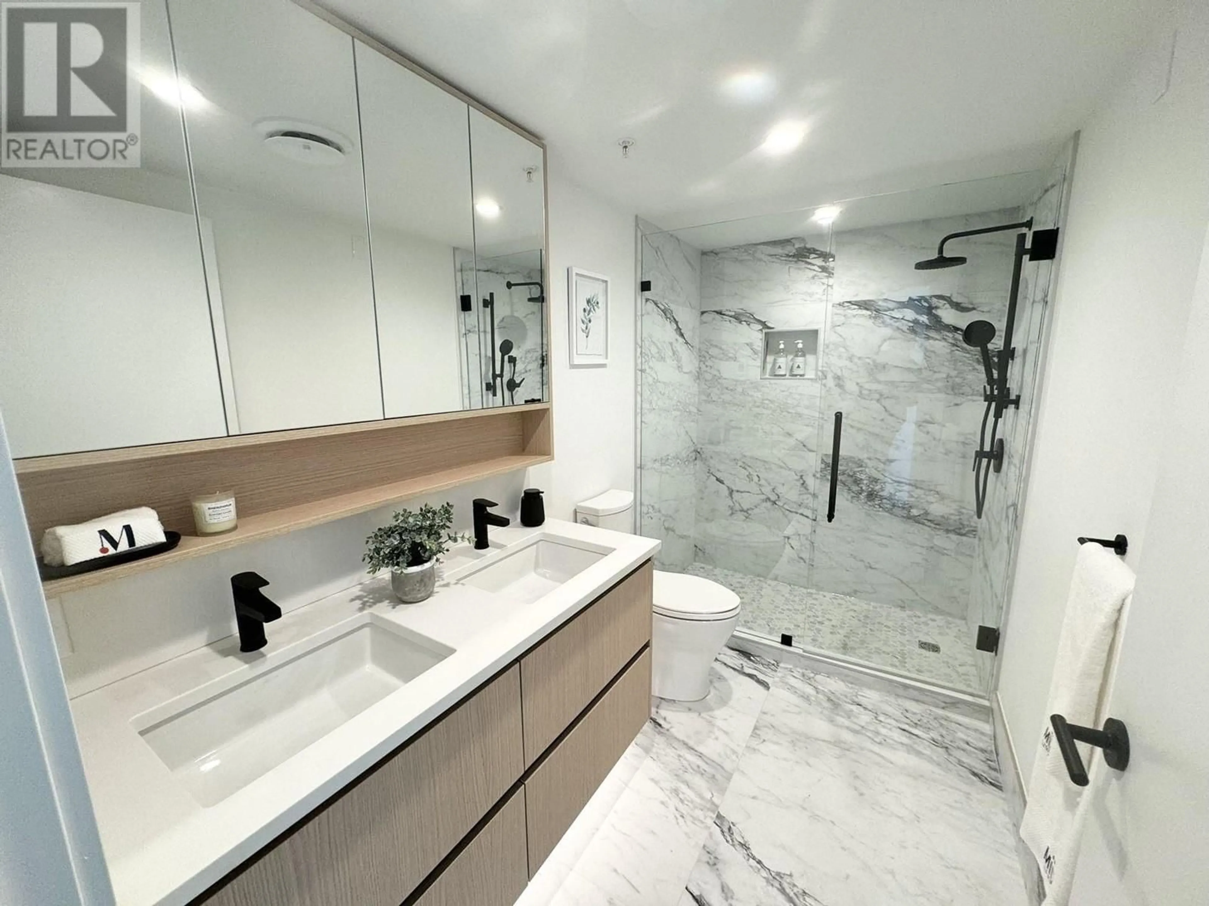 Contemporary bathroom, ceramic floors for 20 6788 OAK STREET, Vancouver British Columbia V6P0L2