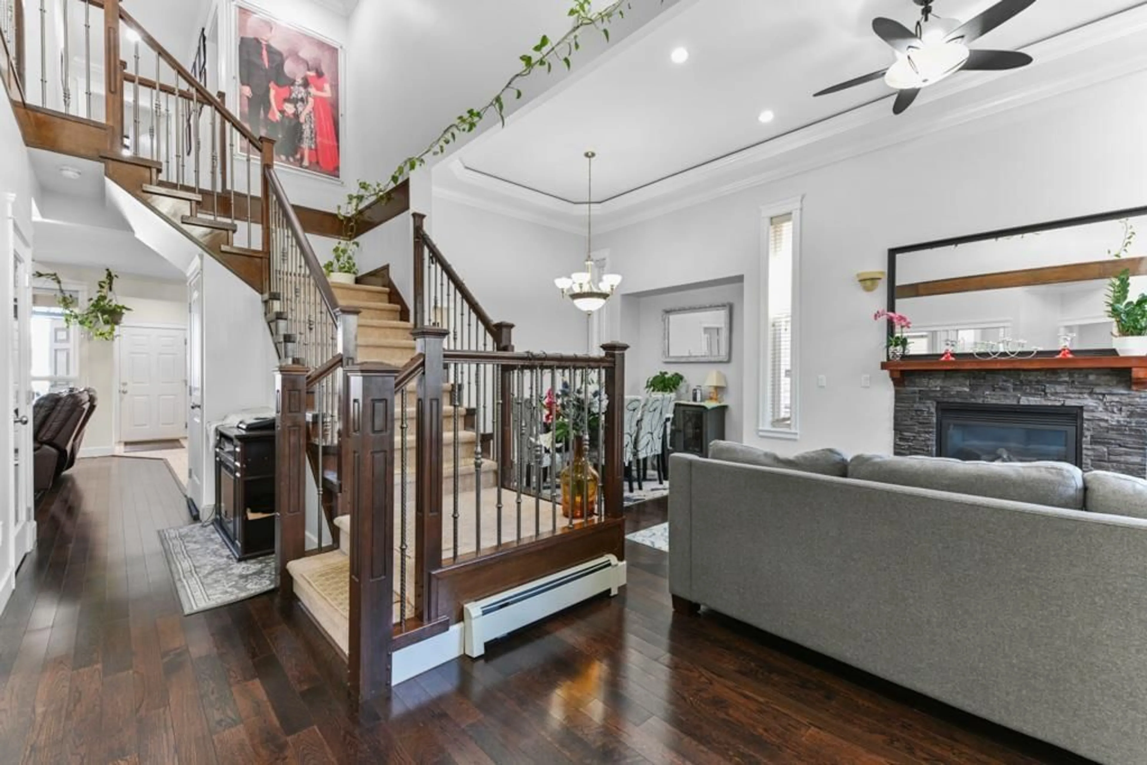 Indoor foyer, wood floors for 17371 64 AVENUE, Surrey British Columbia V3S1Y8