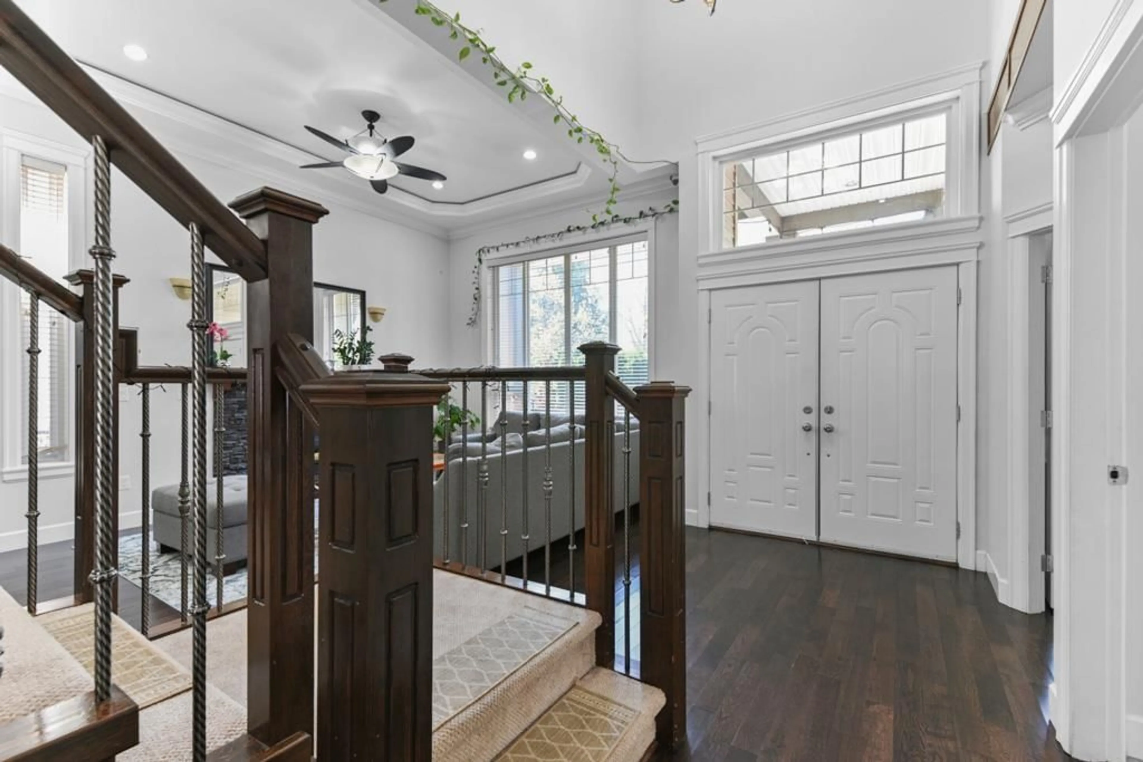 Indoor entryway, wood floors for 17371 64 AVENUE, Surrey British Columbia V3S1Y8