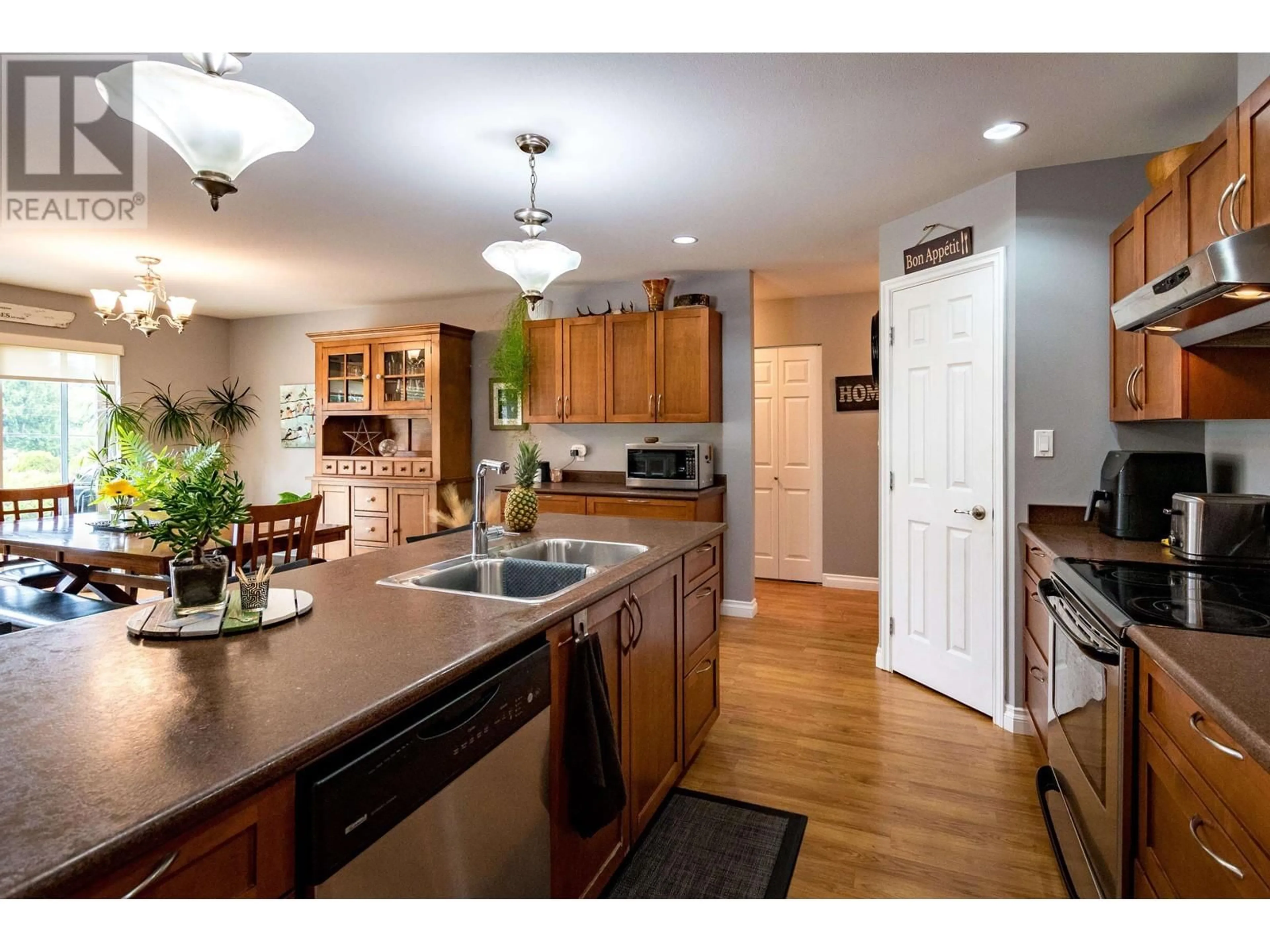 Open concept kitchen for 6379 ORACLE ROAD, Sechelt British Columbia V7Z0R8