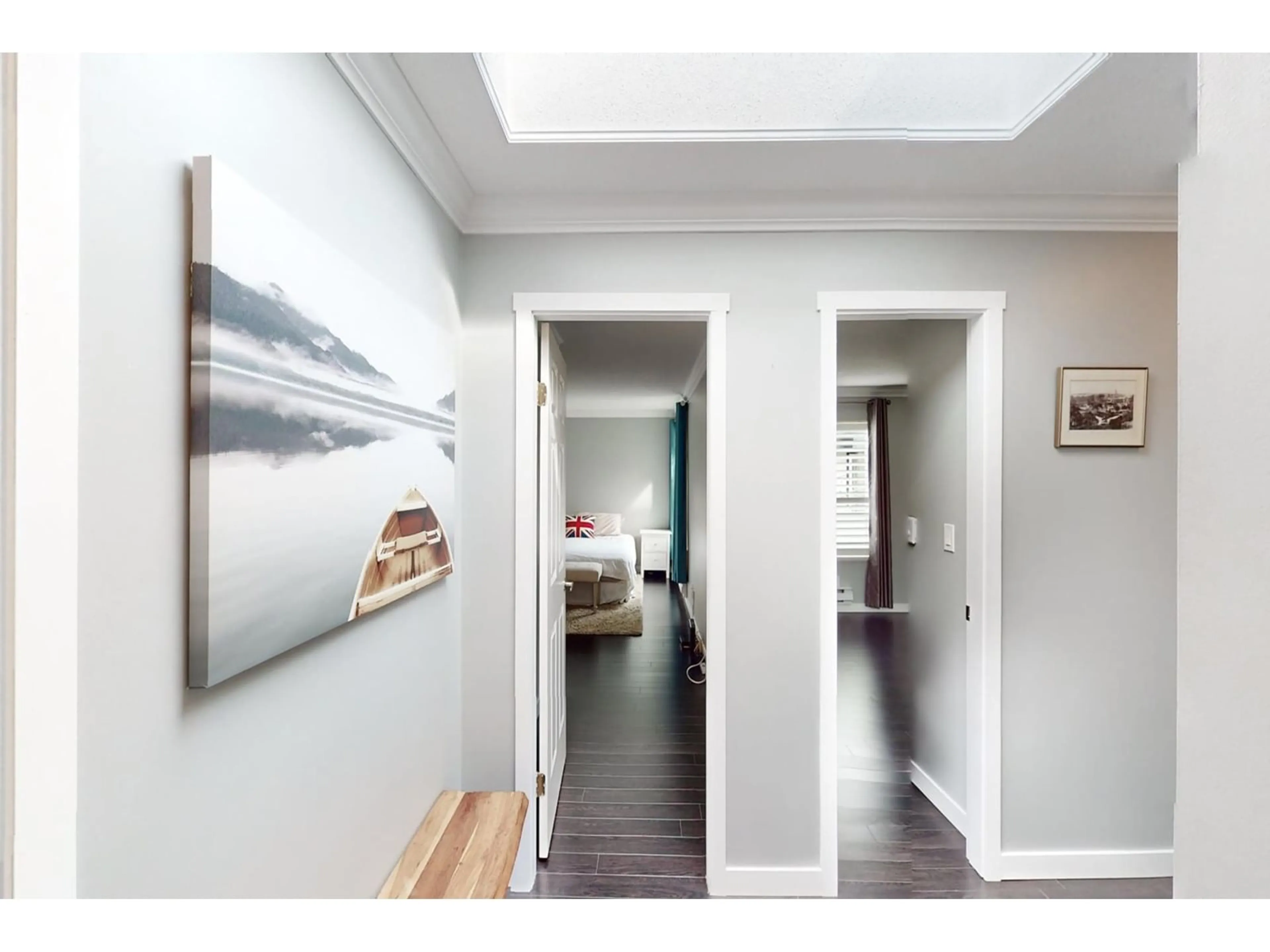 Indoor entryway, wood floors for 304 1467 MARTIN STREET, White Rock British Columbia V4B3W8