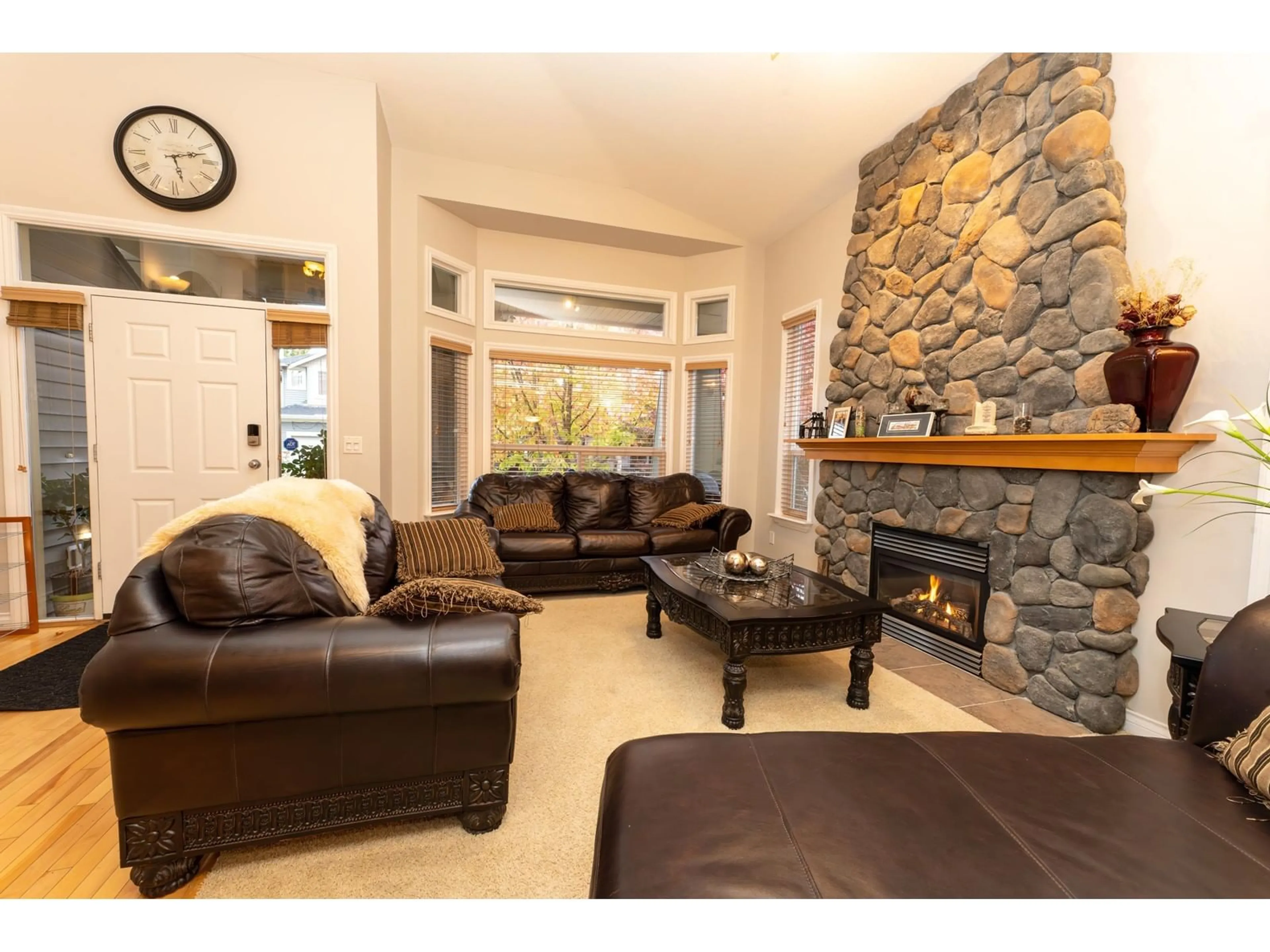 Living room, wood floors for 21649 90A AVENUE, Langley British Columbia V1M4C8