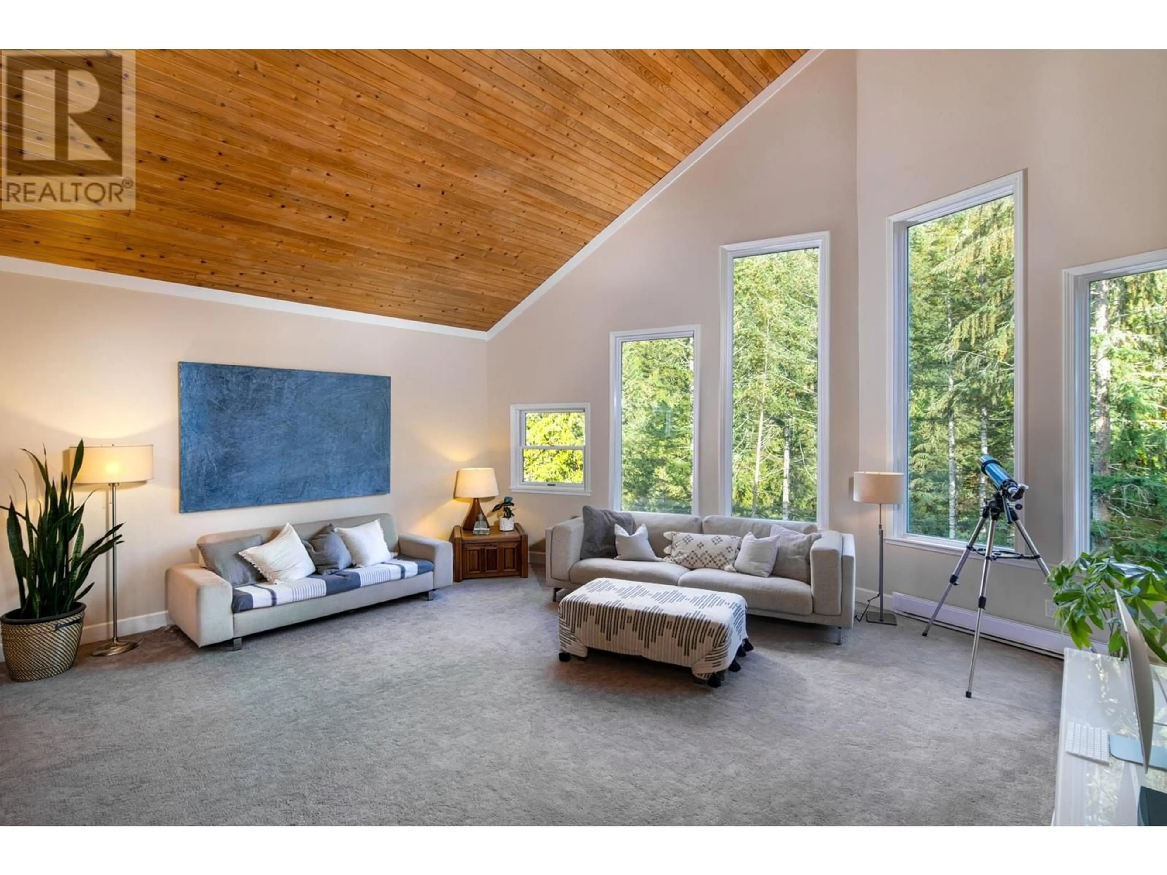 Living room, wood floors for 1044 TOBERMORY WAY, Squamish British Columbia V0N1T0