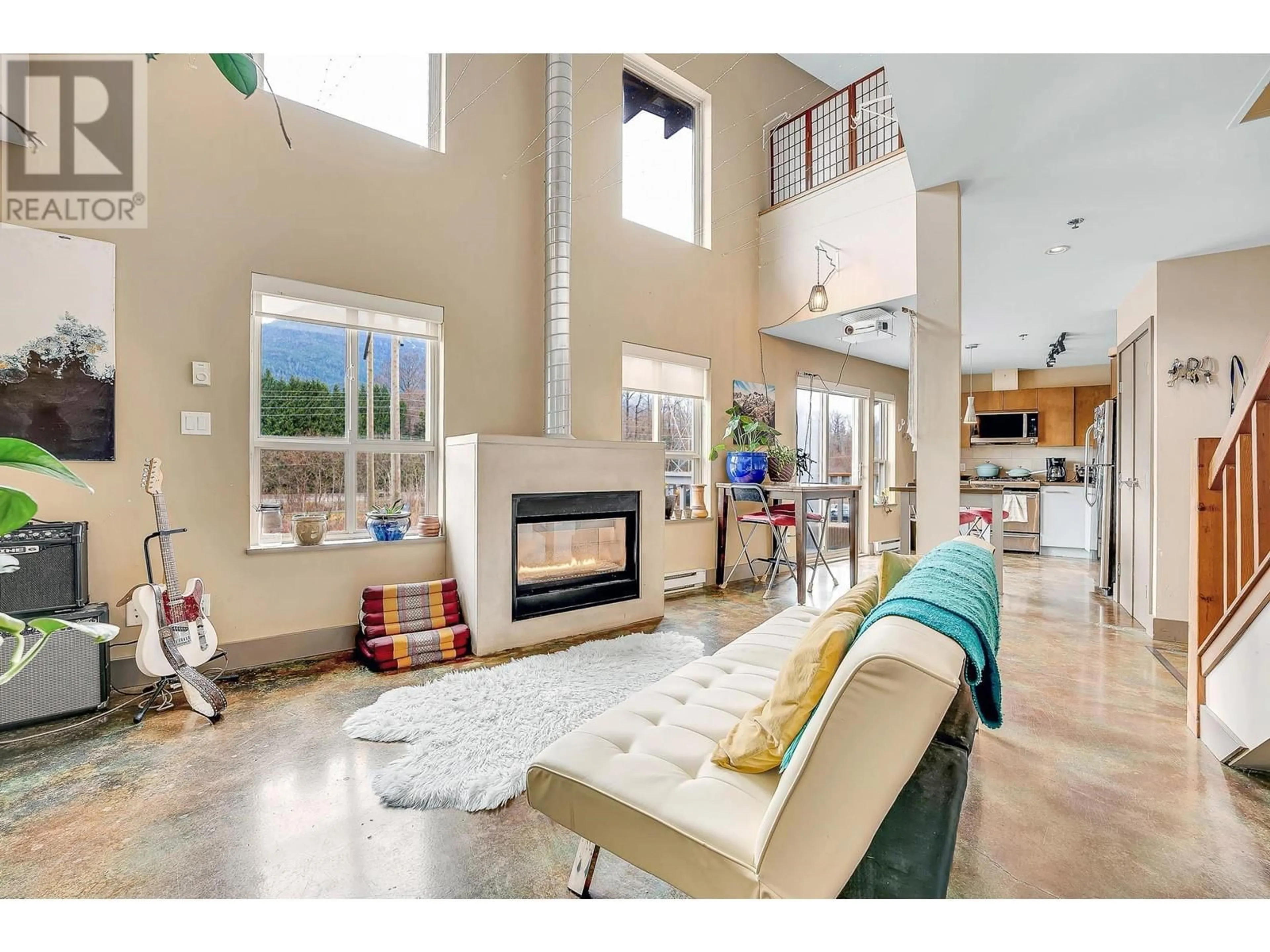 Living room, wood floors for 1 40775 TANTALUS ROAD, Squamish British Columbia V8B0N2