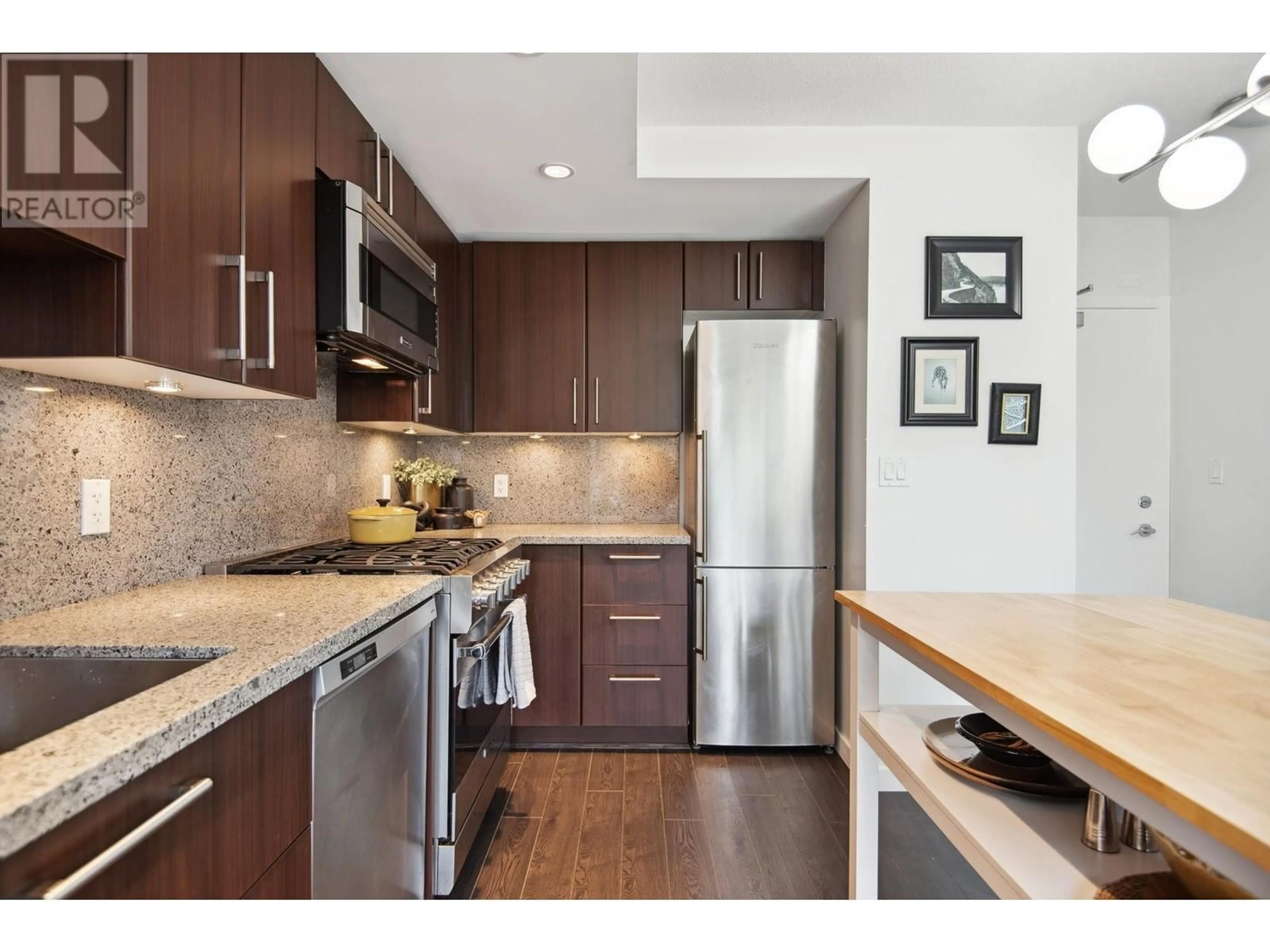 Open concept kitchen for 358 108 W 1ST AVENUE, Vancouver British Columbia V5Y0H4