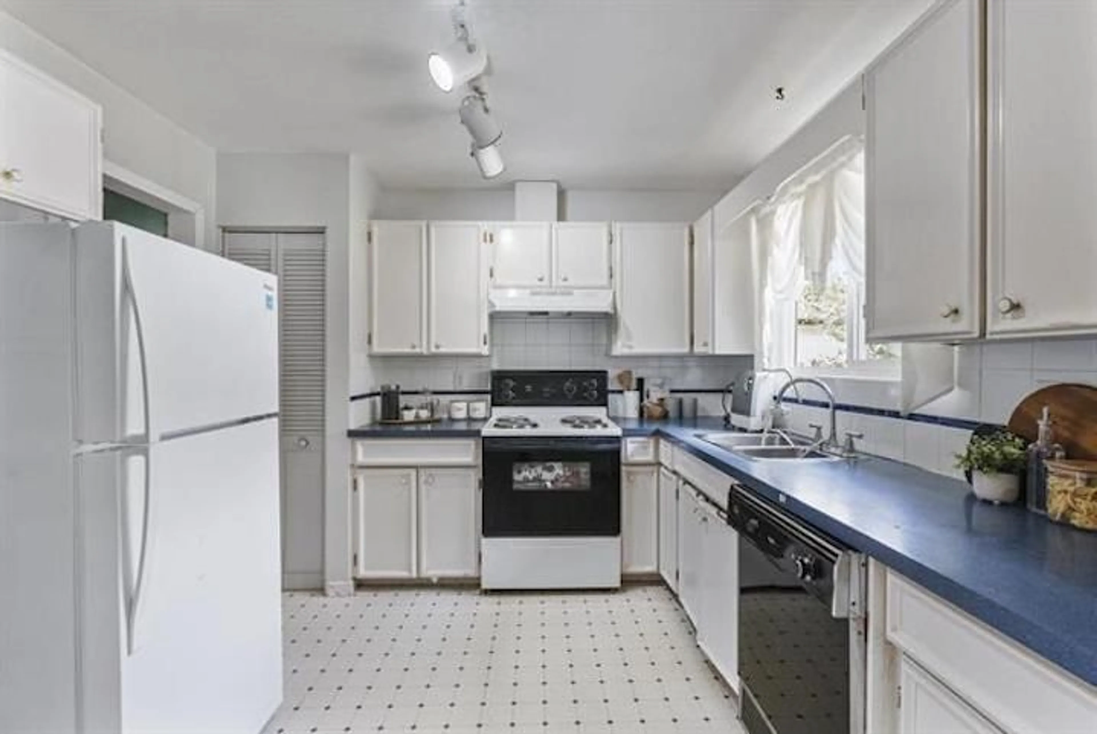 Standard kitchen, wood floors, cottage for 7552 142 STREET, Surrey British Columbia V3W5N8