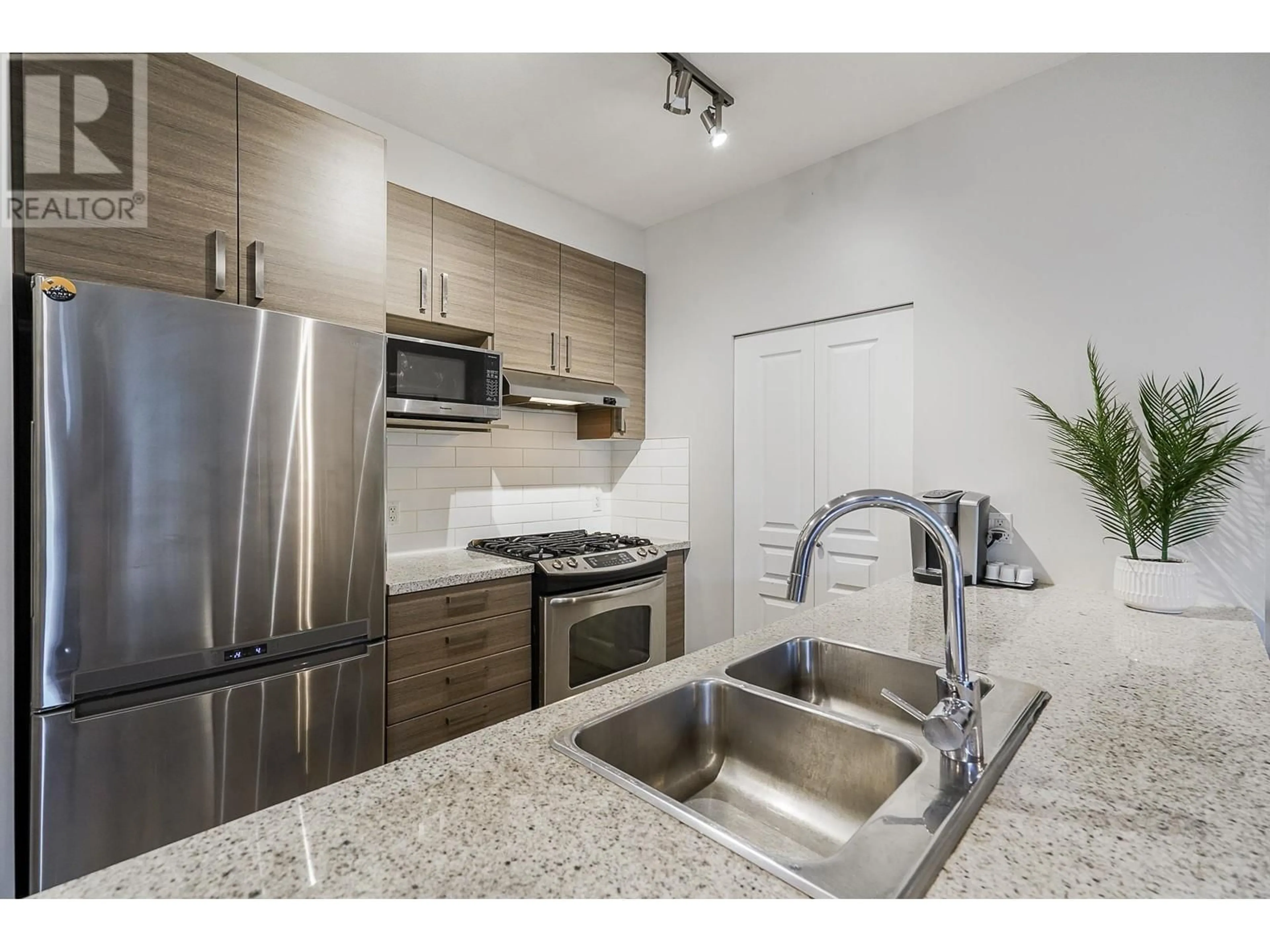 Standard kitchen for 418 1150 KENSAL PLACE, Coquitlam British Columbia V3B0H4