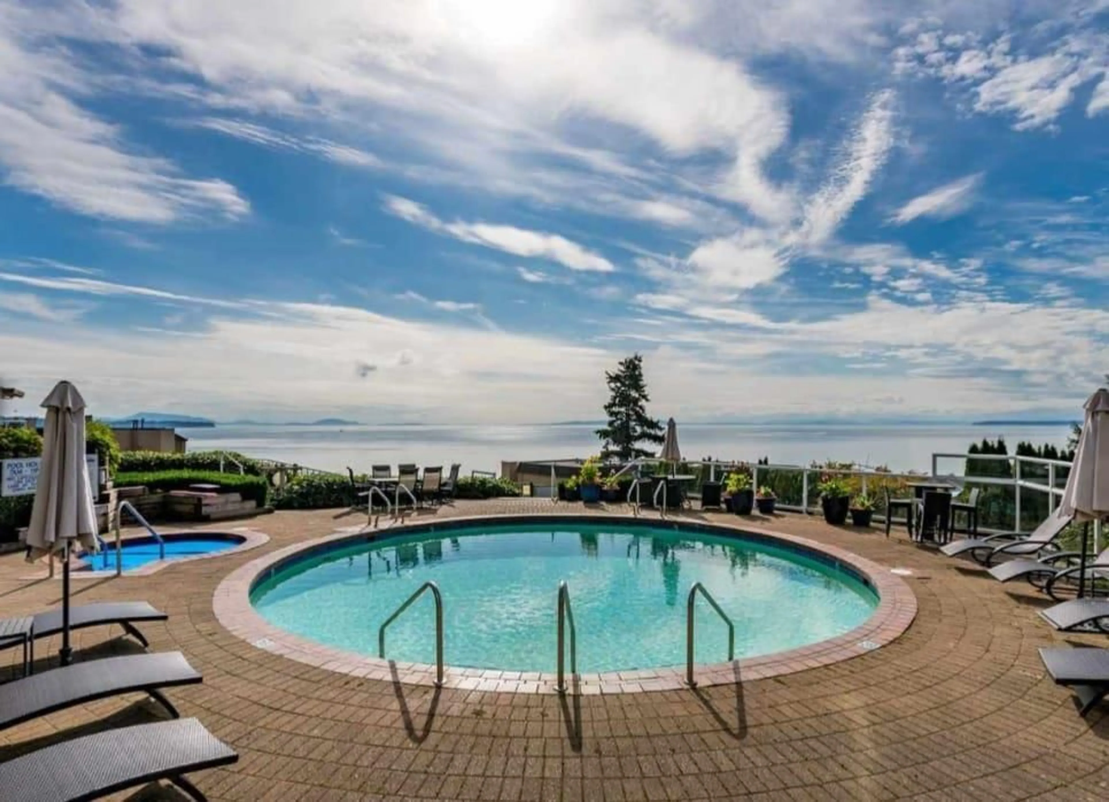 Indoor or outdoor pool for 102 15025 VICTORIA AVENUE, White Rock British Columbia V4B1G2