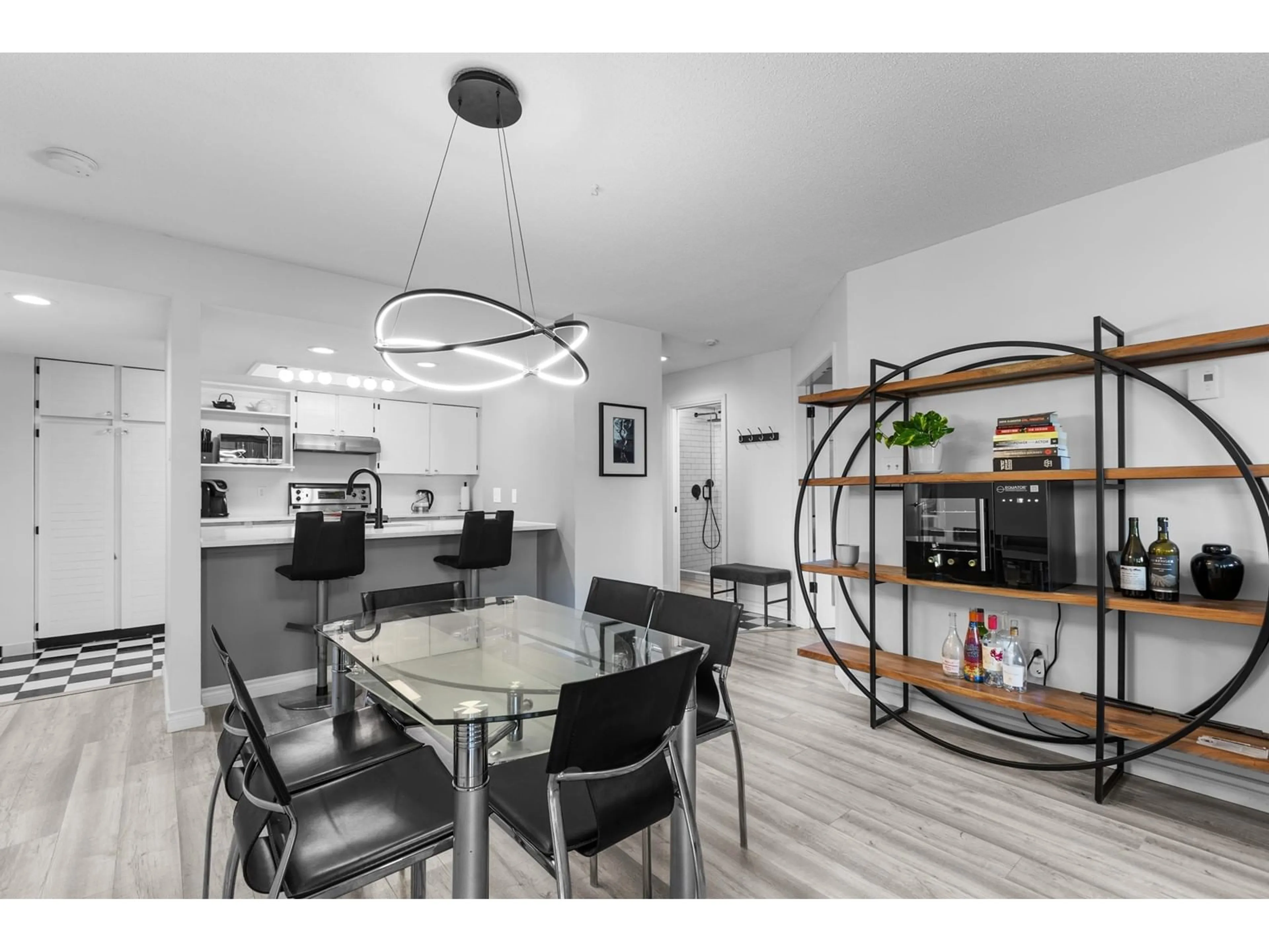 Open concept kitchen for 102 15025 VICTORIA AVENUE, White Rock British Columbia V4B1G2