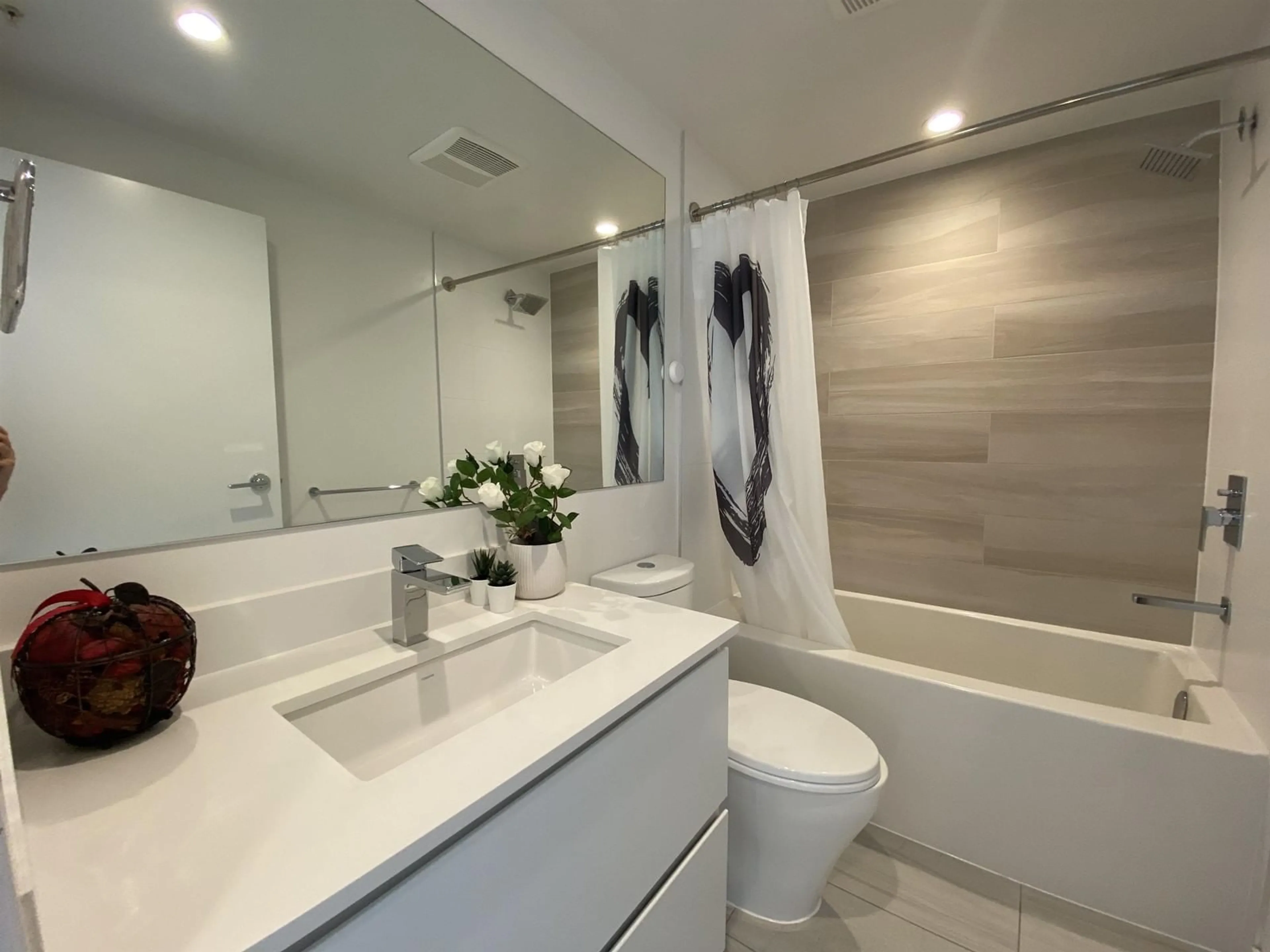 Contemporary bathroom, ceramic floors for 2603 13655 FRASER HIGHWAY, Surrey British Columbia V3T0P8