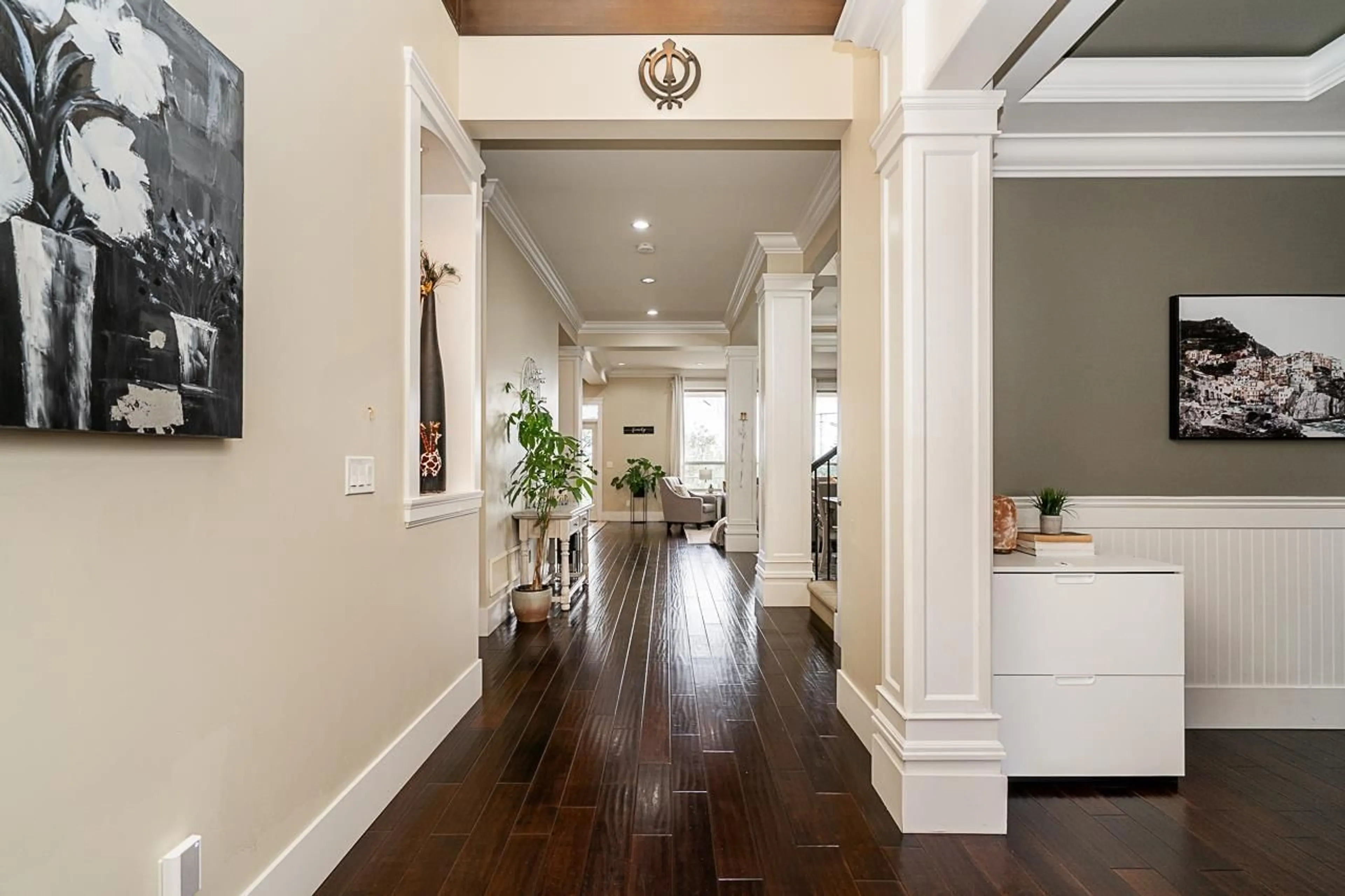 Indoor entryway, wood floors for 5536 189A STREET, Surrey British Columbia V3S6X1