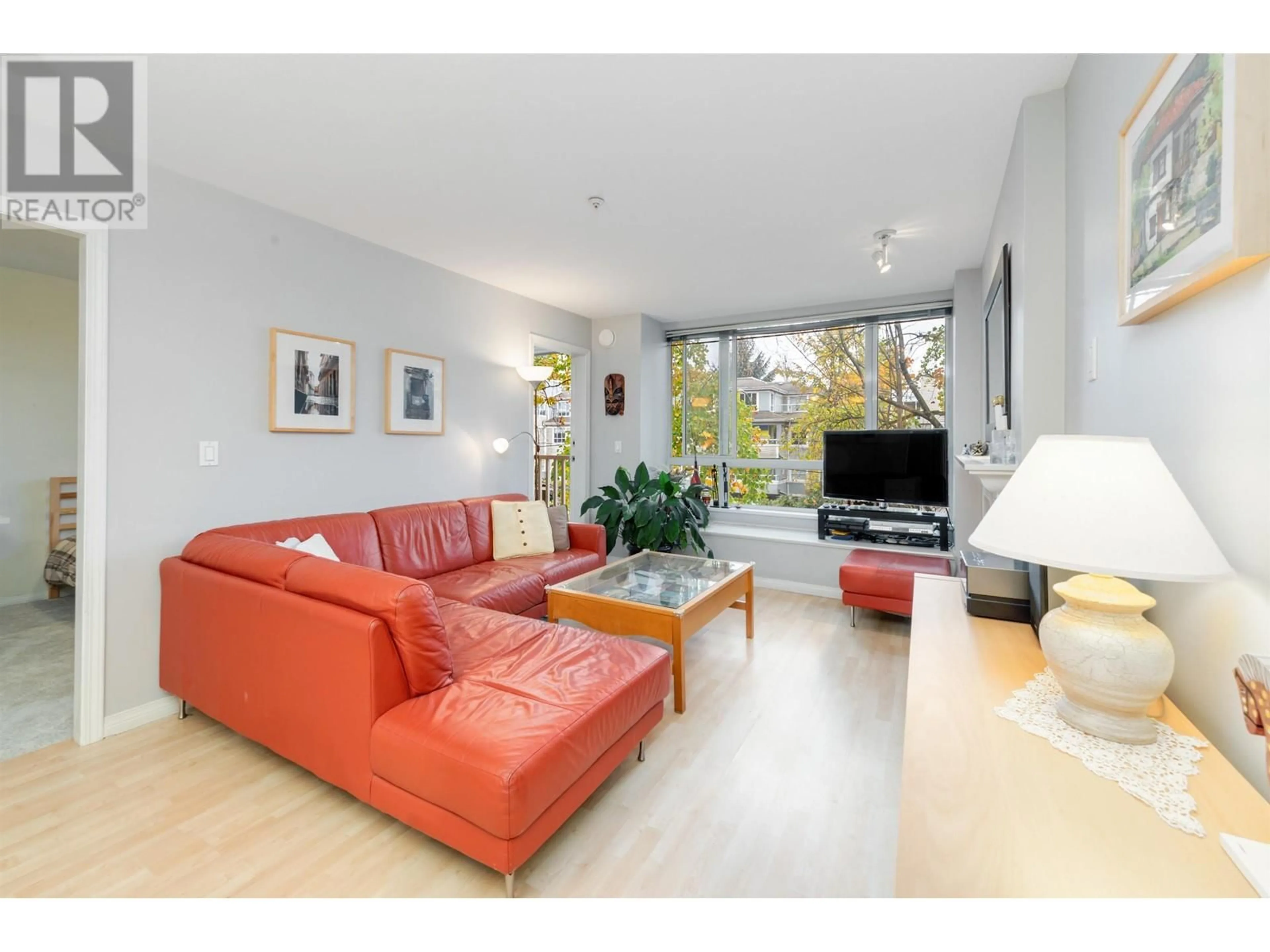 Living room, wood floors for 307 3235 W 4TH AVENUE, Vancouver British Columbia V6K1R8