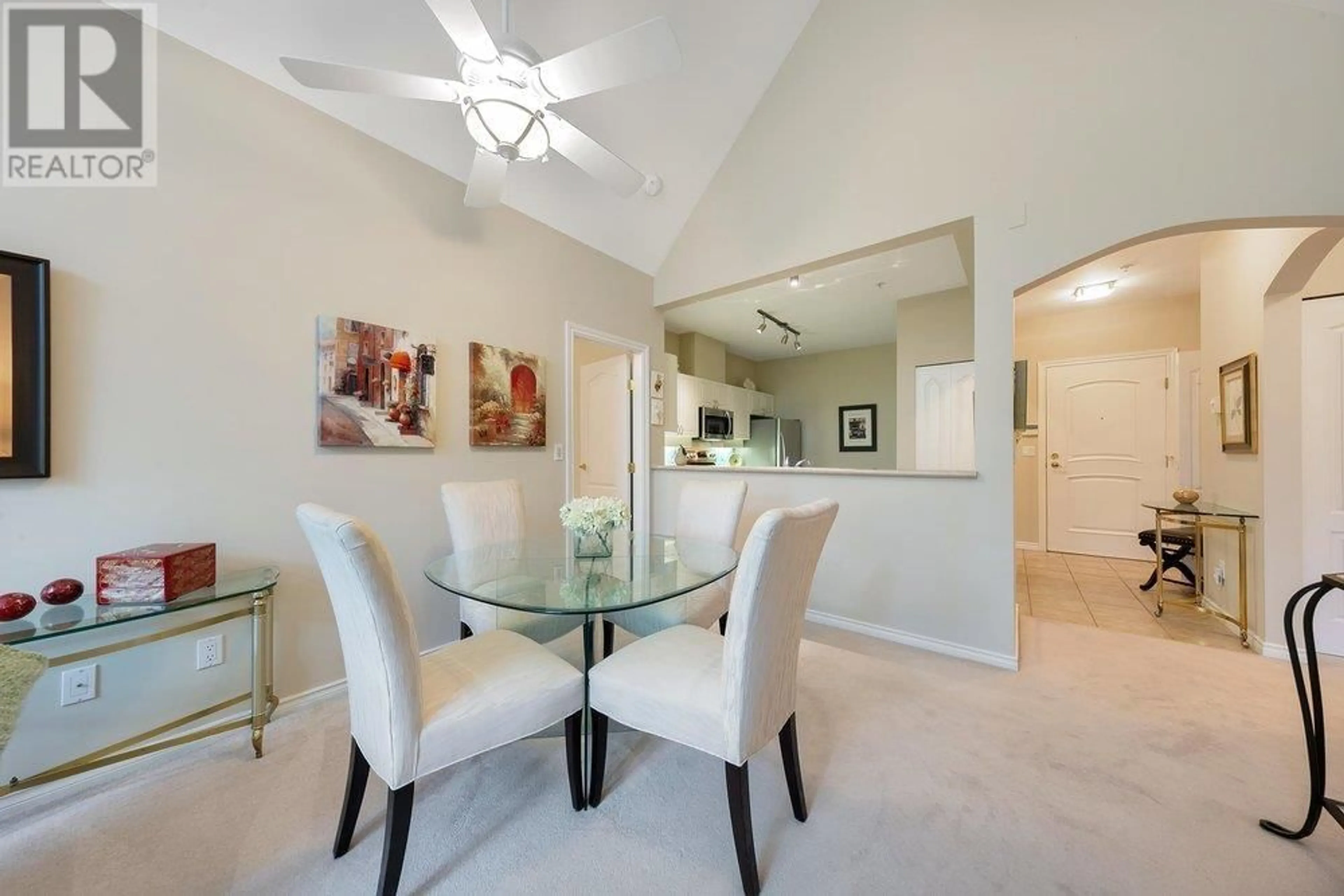 Dining room, carpet floors for 302 678 W QUEENS ROAD, North Vancouver British Columbia V7N2L3