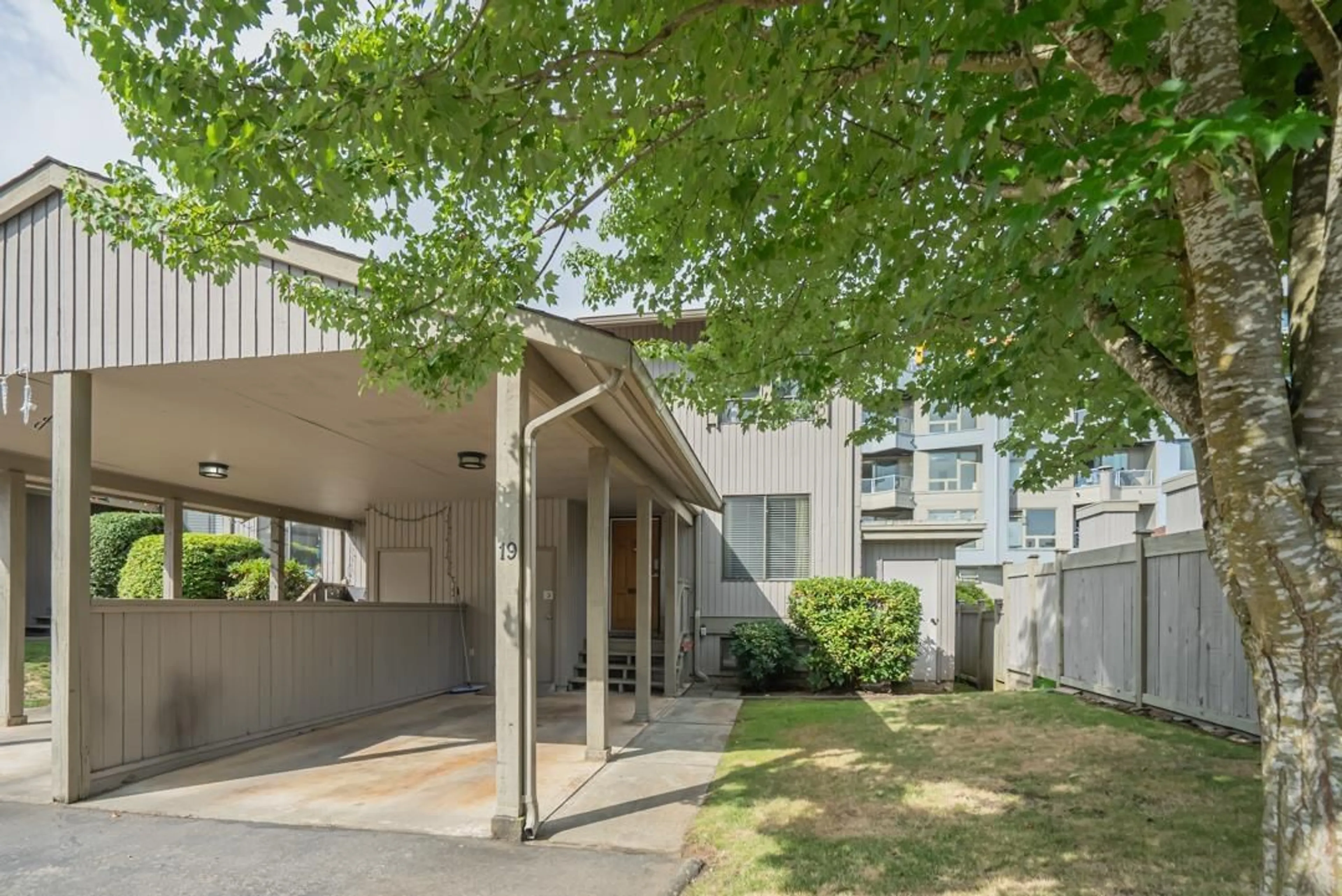 A pic from exterior of the house or condo, the front or back of building for 19 32858 LANDEAU PLACE, Abbotsford British Columbia V2S5X9