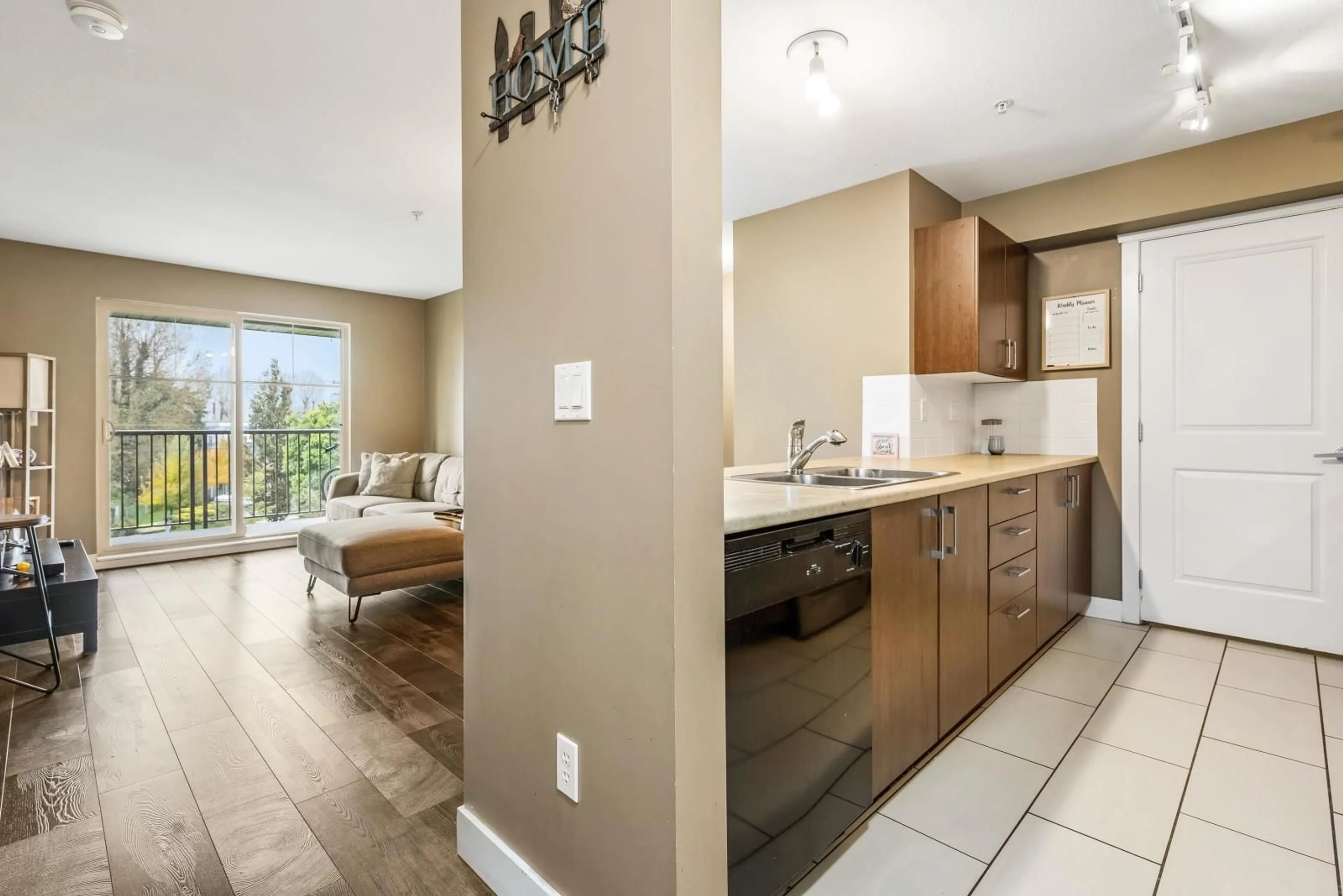 Open concept kitchen, unknown for 306 - 45561 YALE ROAD, Chilliwack British Columbia V2P0A8