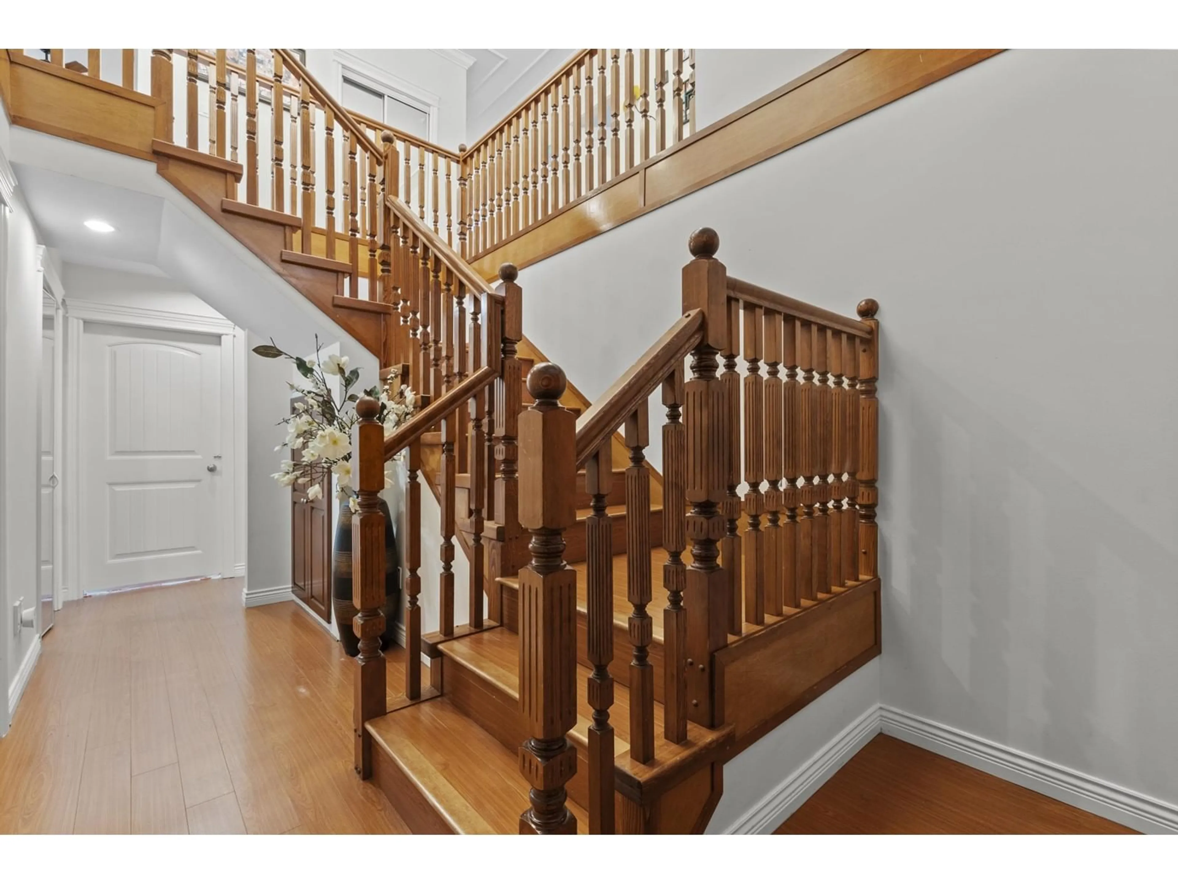 Indoor foyer, wood floors for 14234 110 AVENUE, Surrey British Columbia V3R1Z7