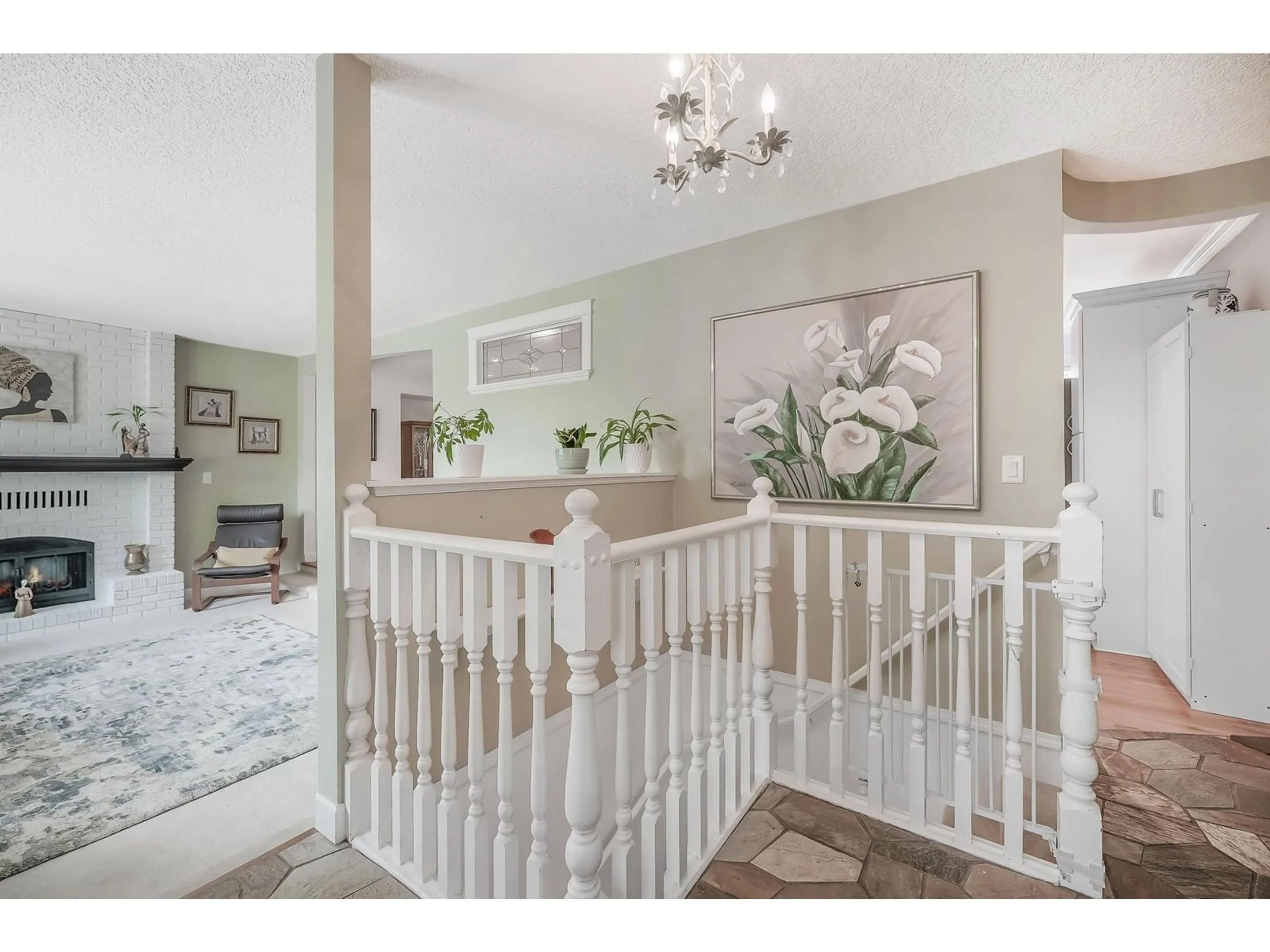 Indoor entryway, wood floors for 33505 KIRK AVENUE, Abbotsford British Columbia V2S5Y8