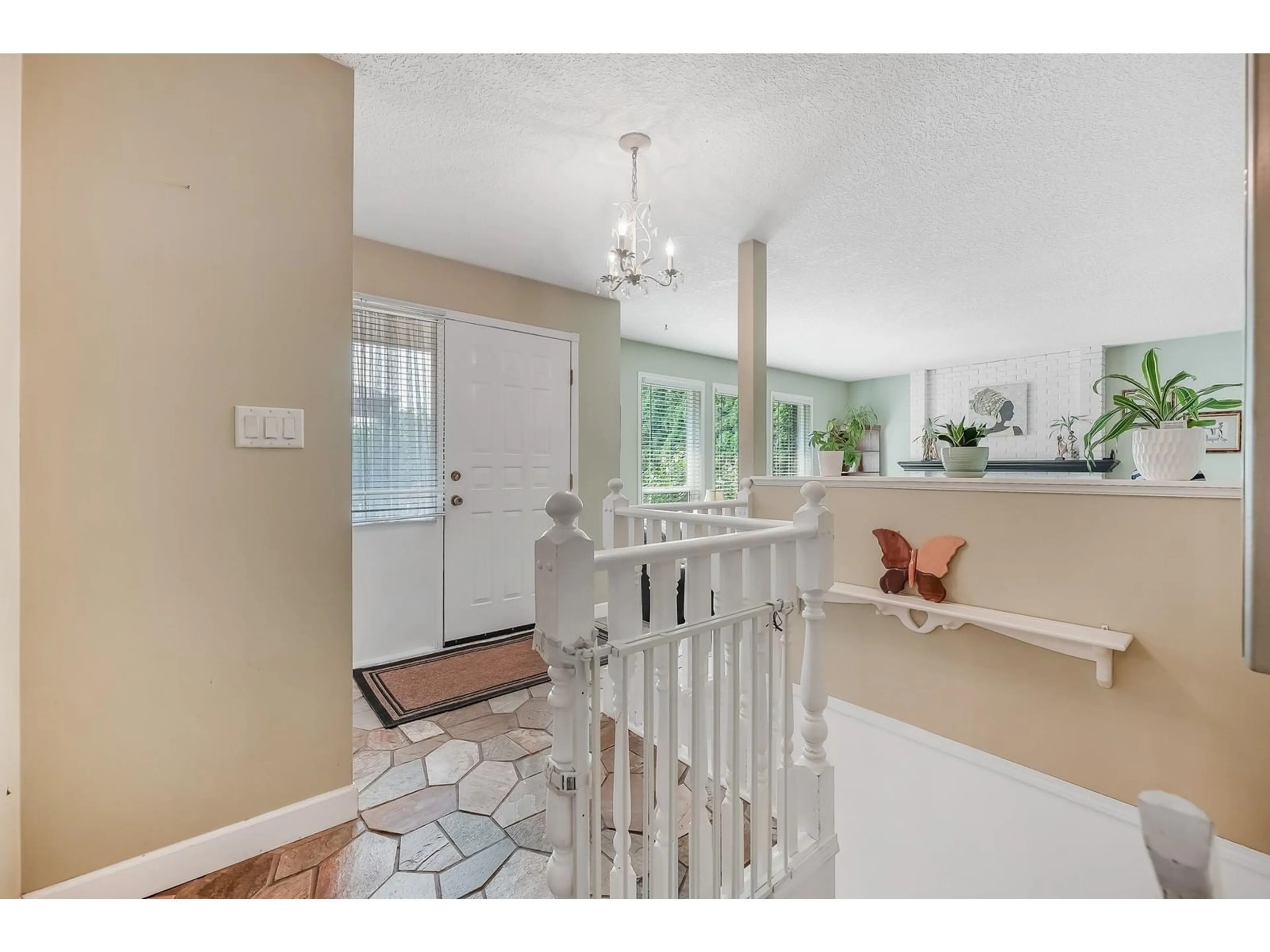 Indoor entryway, wood floors for 33505 KIRK AVENUE, Abbotsford British Columbia V2S5Y8