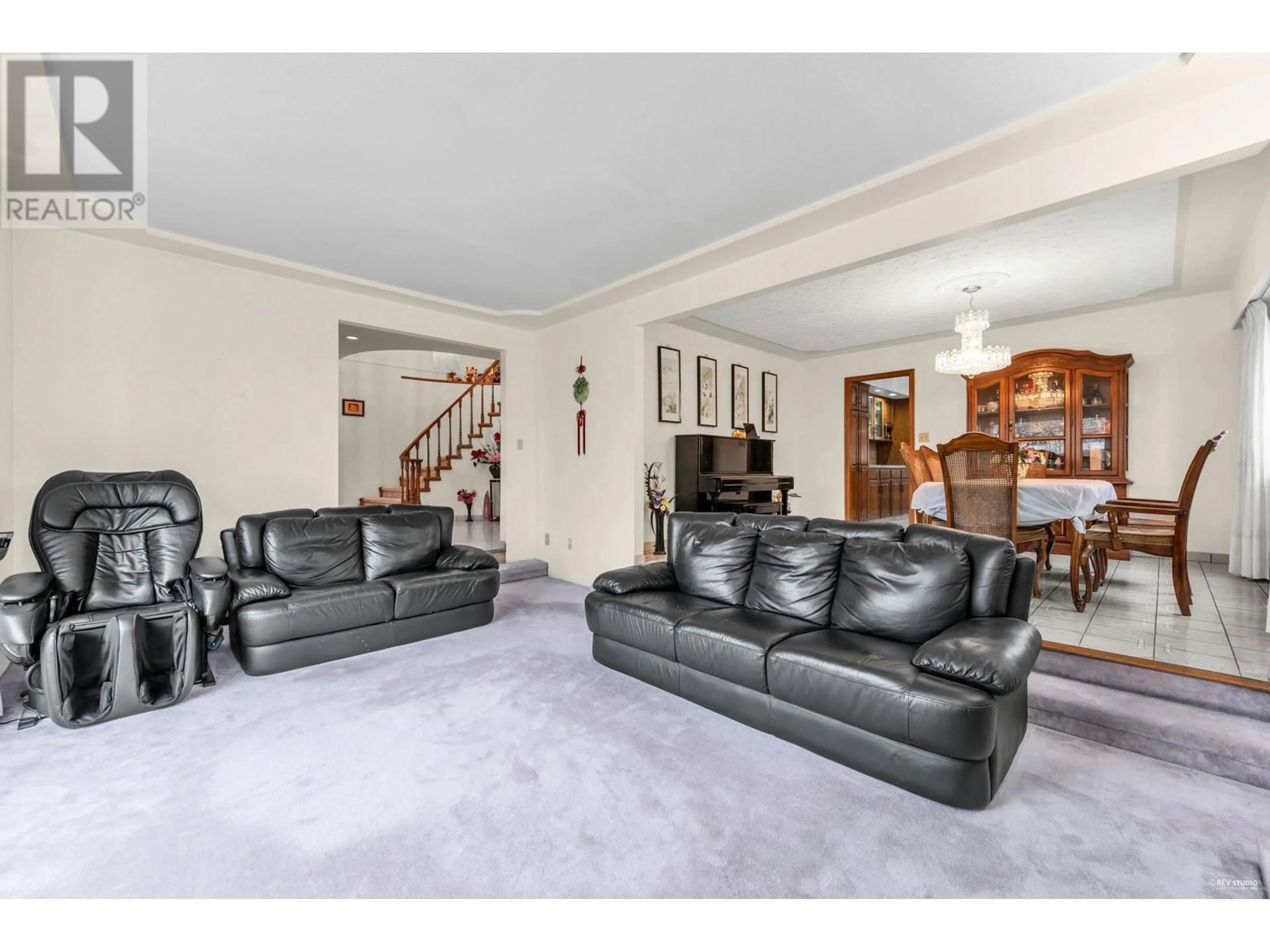 Living room, carpet floors for 2218 UPLAND DRIVE, Vancouver British Columbia V5P2E3