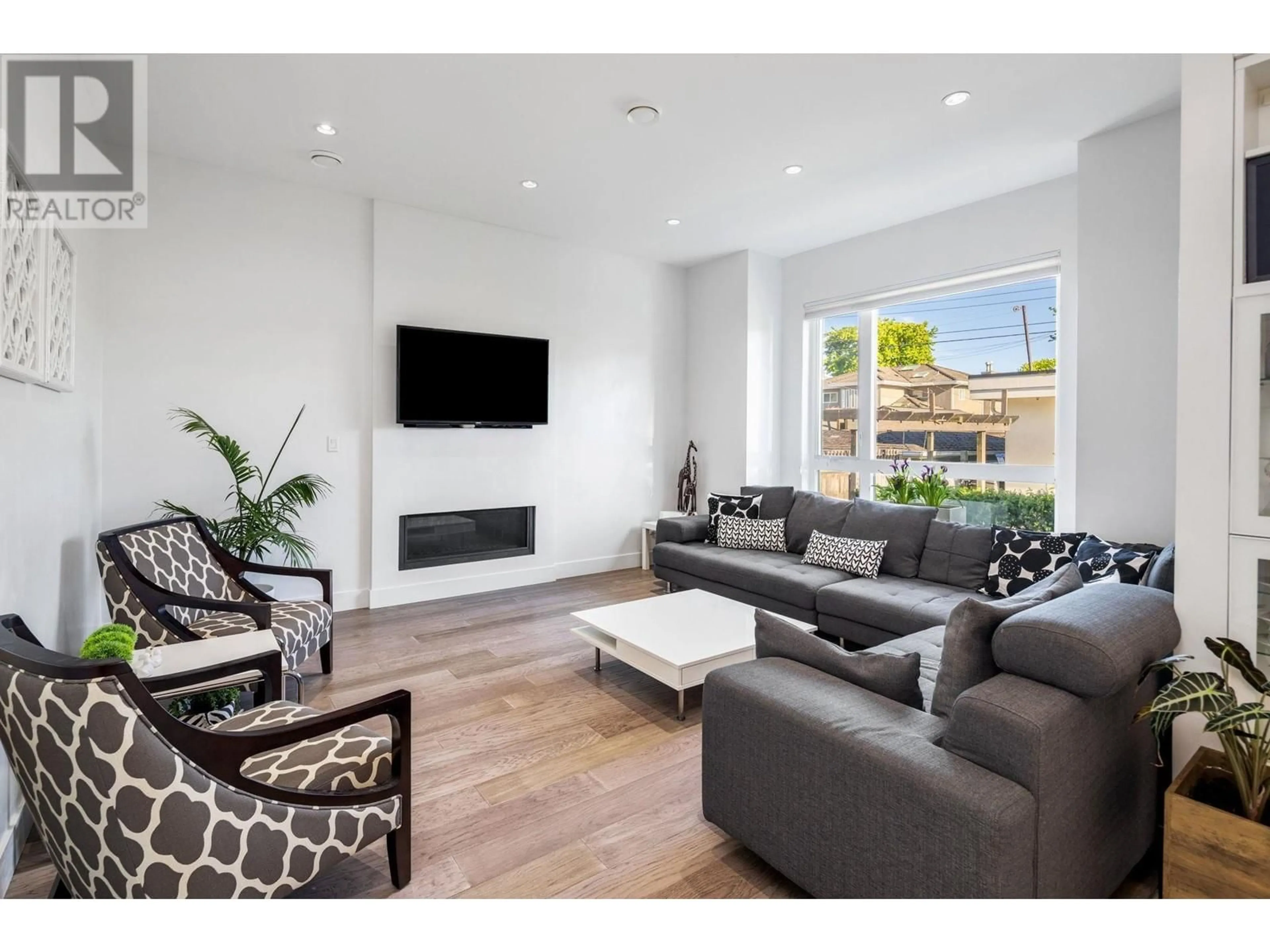 Living room with furniture, unknown for 4024 OXFORD STREET, Burnaby British Columbia V5C1C6
