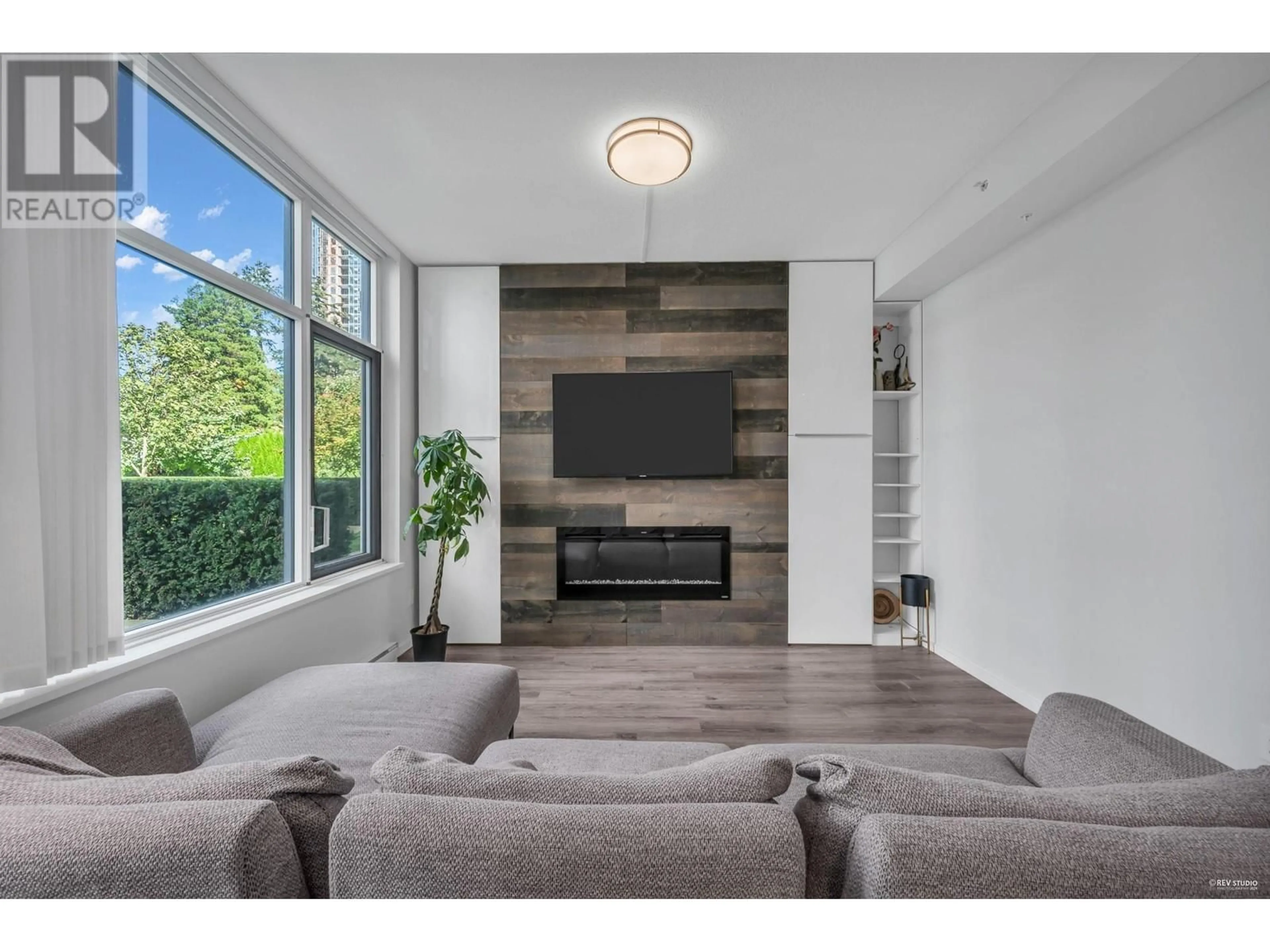 Living room, wood floors for 6605 MARLBOROUGH AVENUE, Burnaby British Columbia V5H0G7