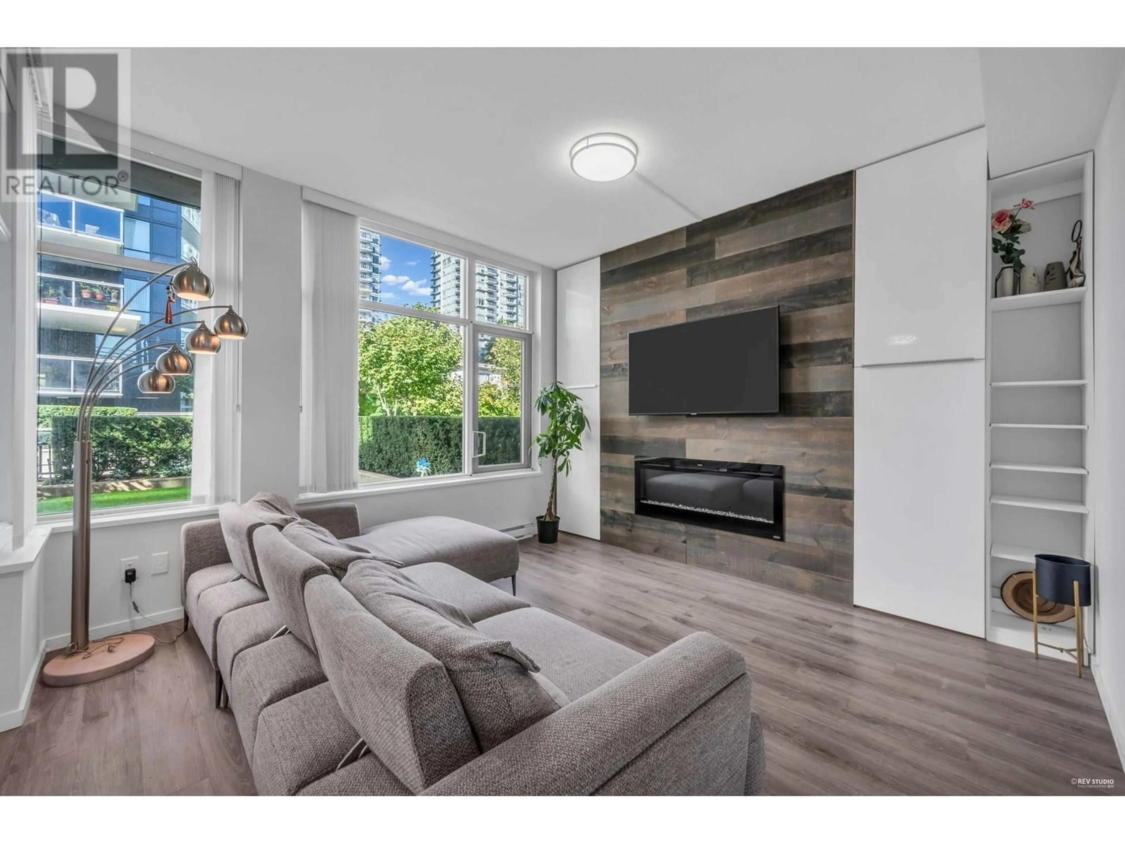 Living room, wood floors for 6605 MARLBOROUGH AVENUE, Burnaby British Columbia V5H0G7