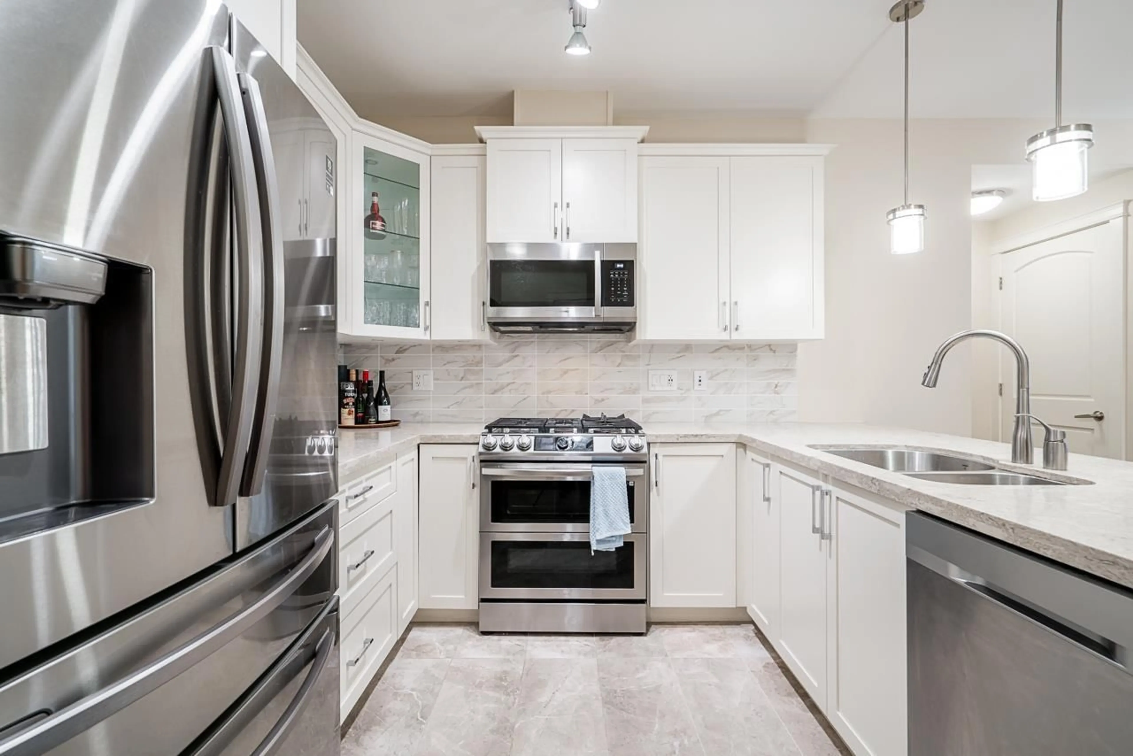 Contemporary kitchen, ceramic floors, cottage for 202 8561 203A STREET, Langley British Columbia V2Y3L7