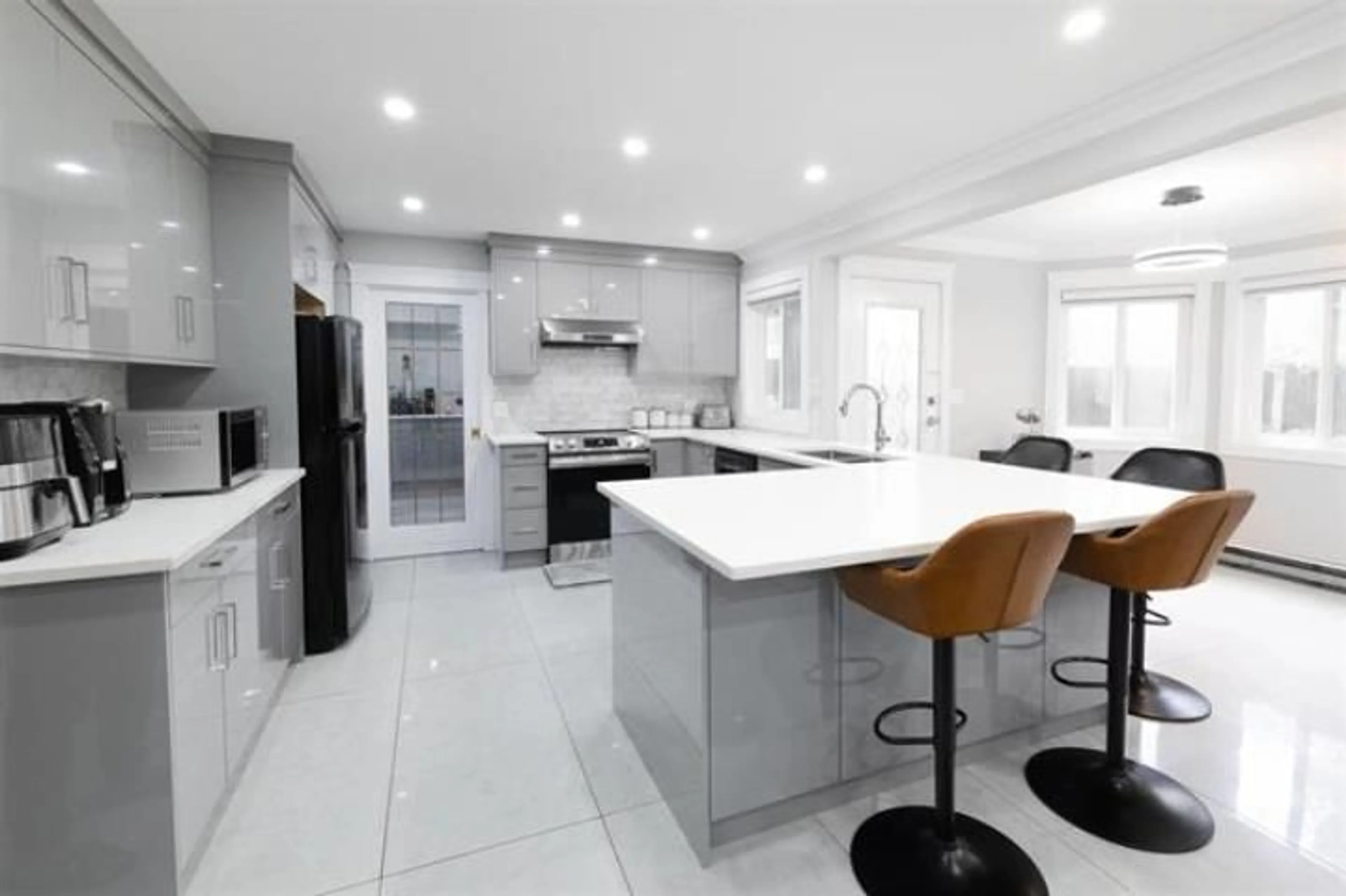 Contemporary kitchen, ceramic floors, cottage for 9025 121 STREET STREET, Surrey British Columbia V3V7W9