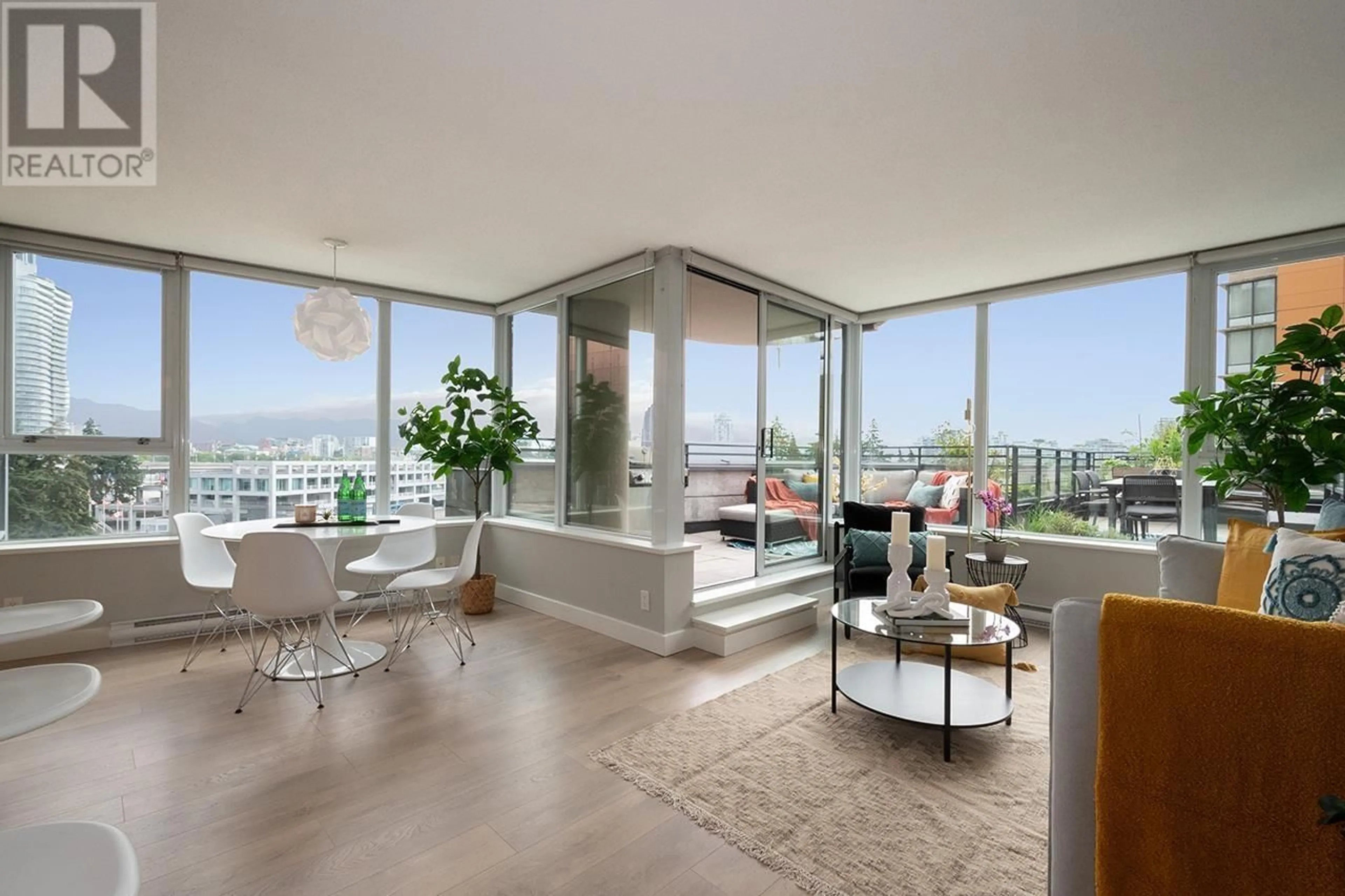 Living room, wood floors for 802 33 SMITHE STREET, Vancouver British Columbia V6B0B5