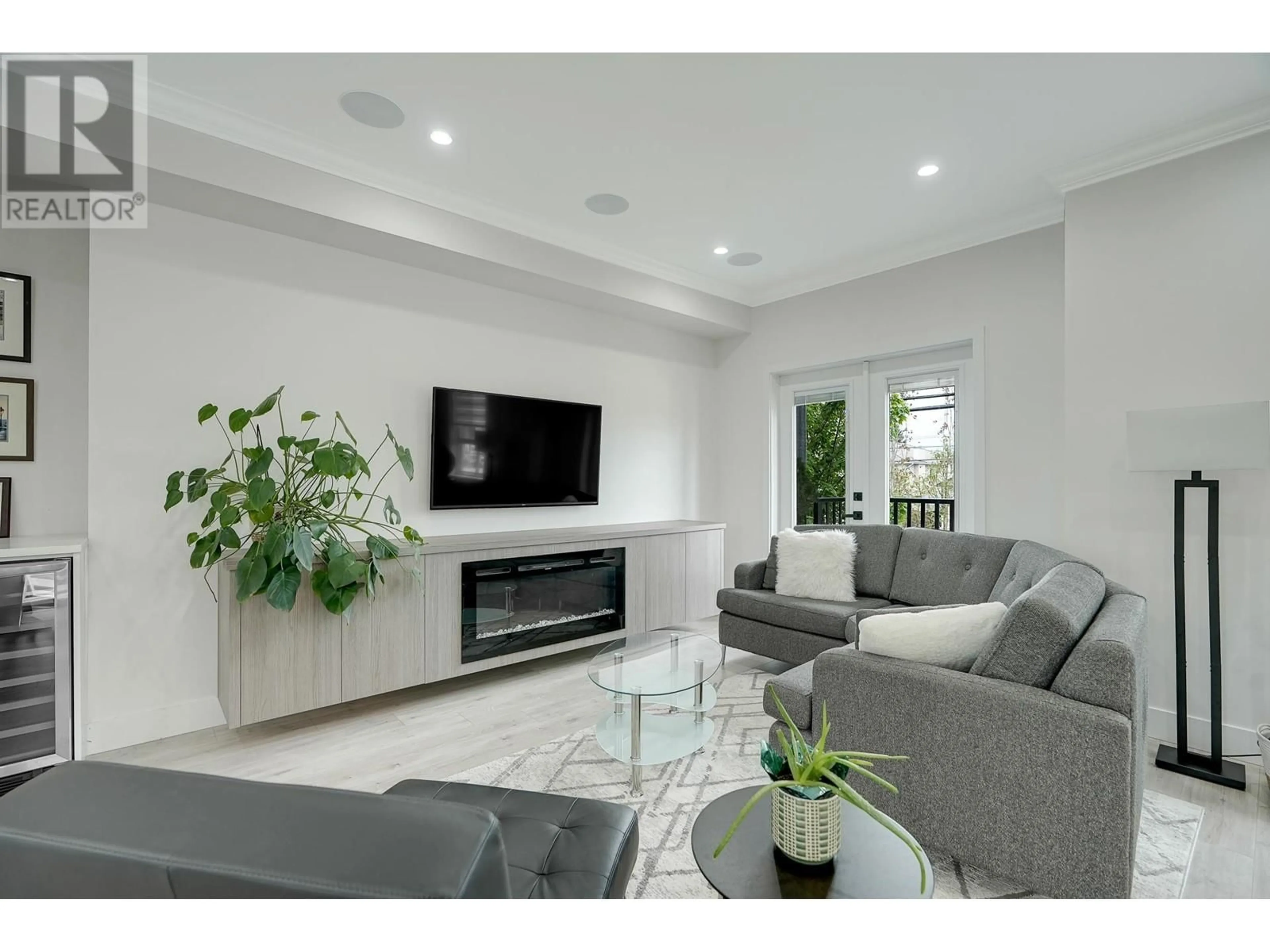 Living room, wood floors for 1 608 EWEN AVENUE, New Westminster British Columbia V5R2S3