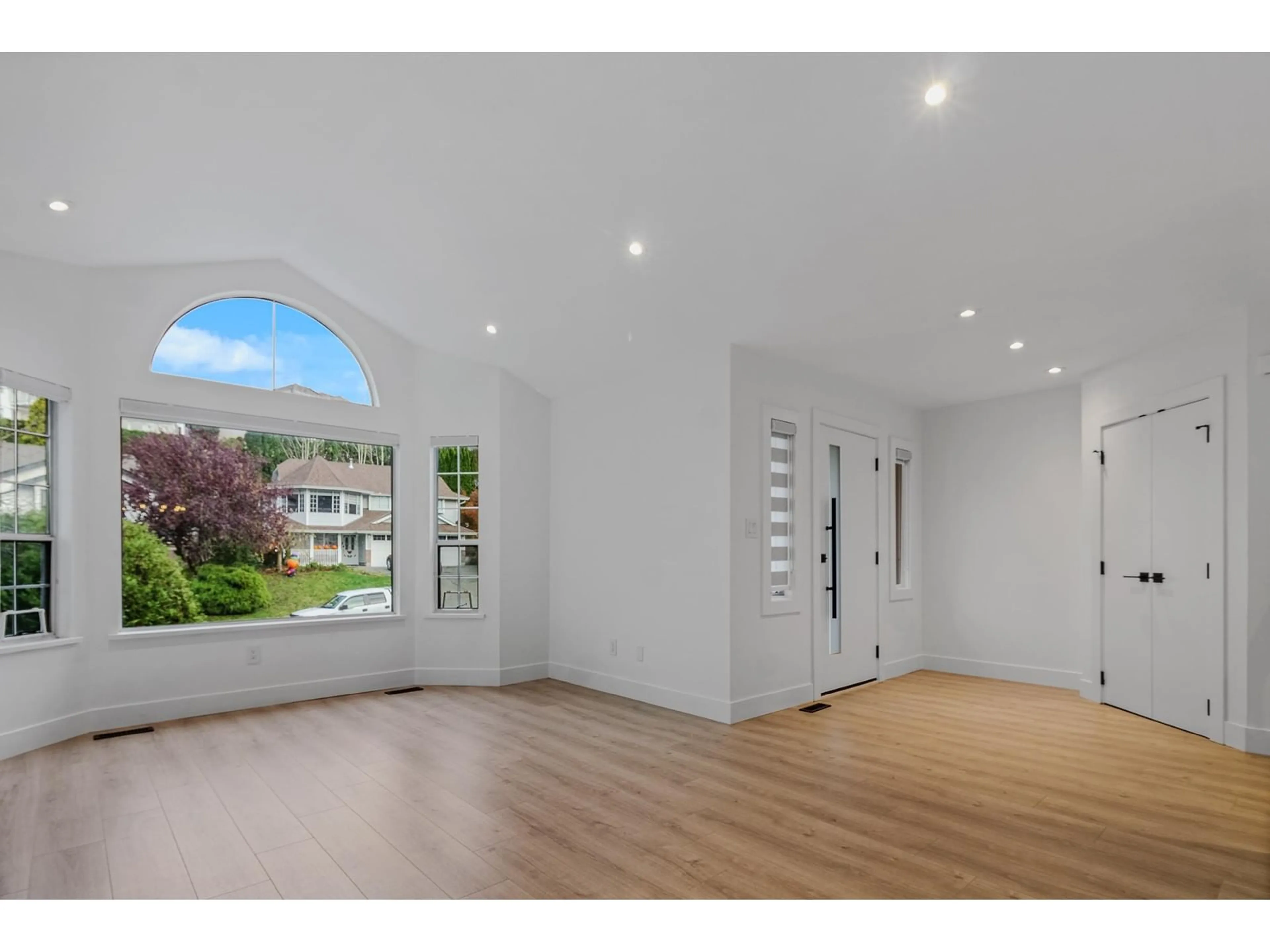 Indoor entryway, wood floors for 35342 SANDY HILL ROAD, Abbotsford British Columbia V3G1J2