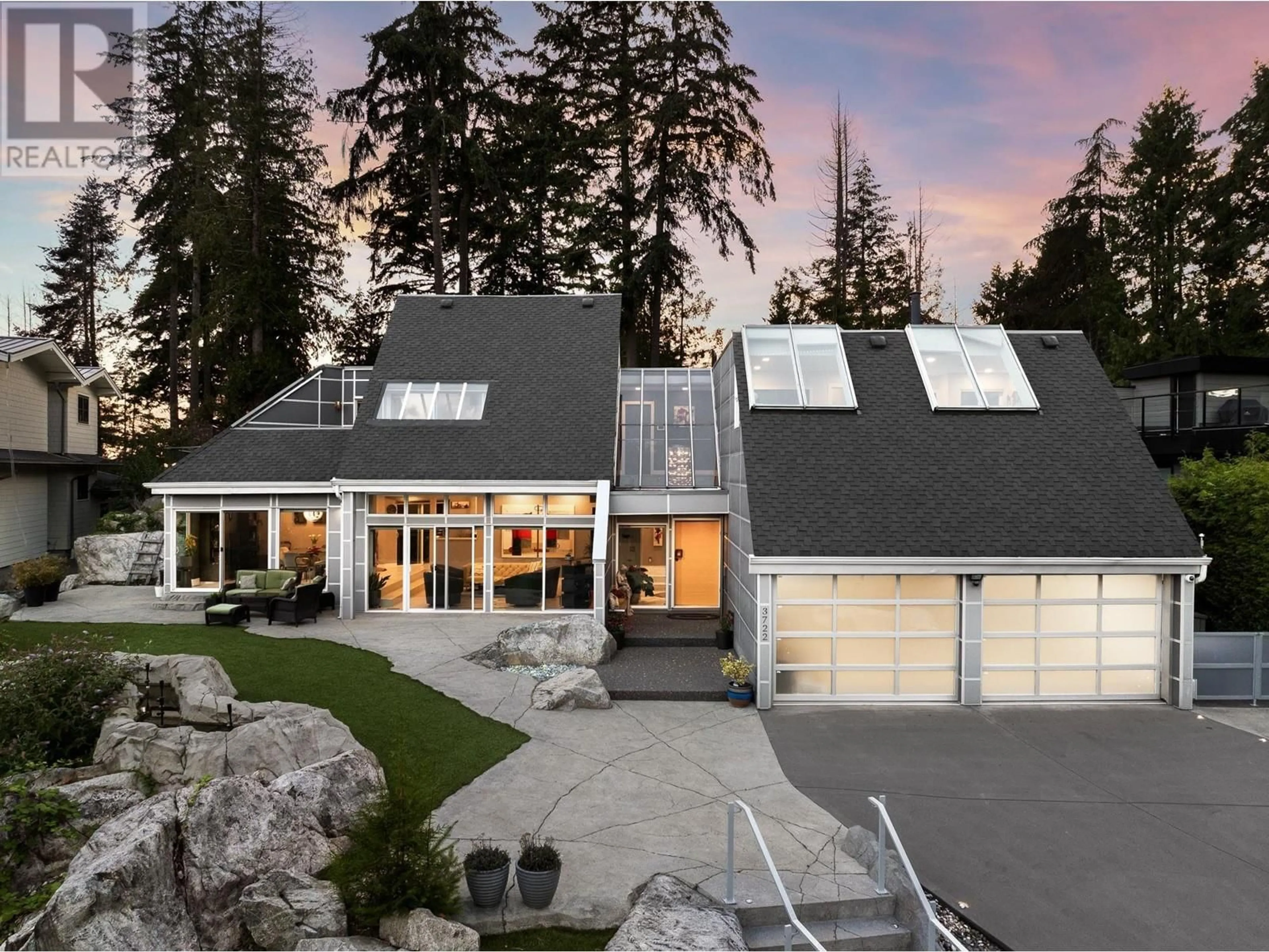 Home with vinyl exterior material for 3722 SOUTHRIDGE PLACE, West Vancouver British Columbia V7V3H8