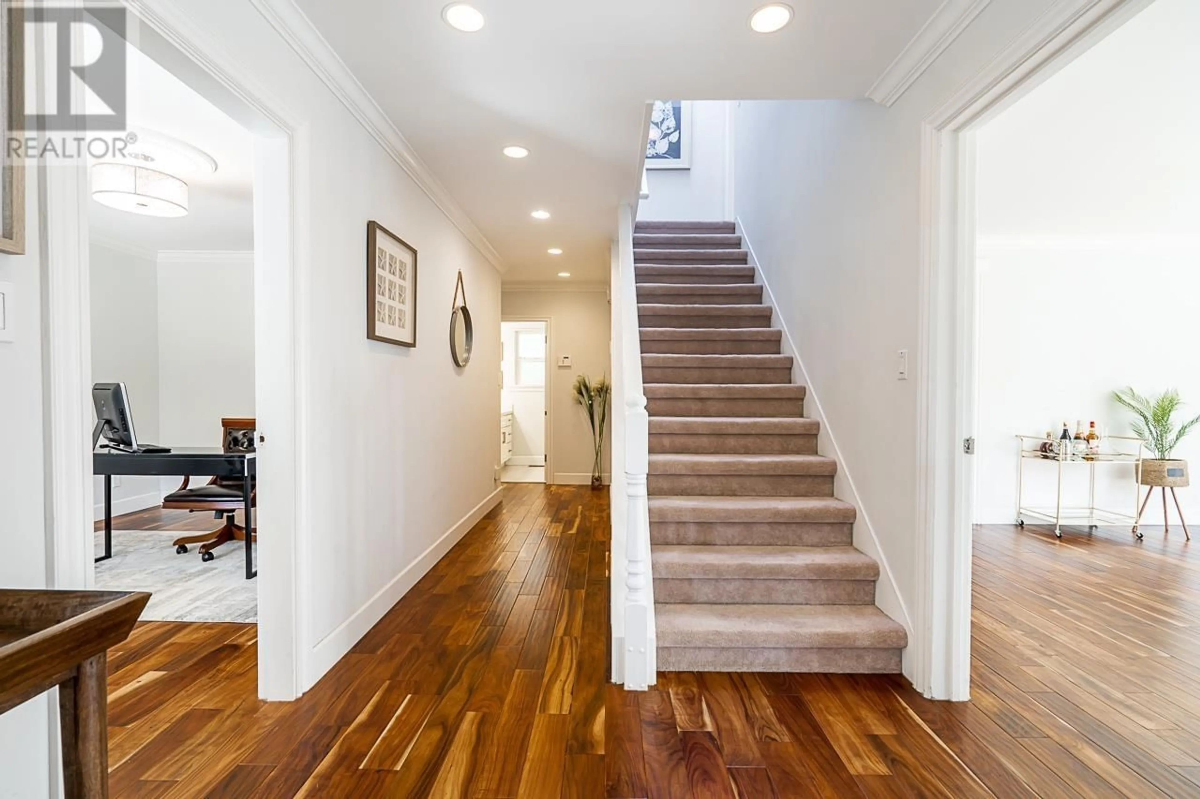 Indoor entryway, wood floors for 4650 CHERBOURG DRIVE, West Vancouver British Columbia V7W1H9