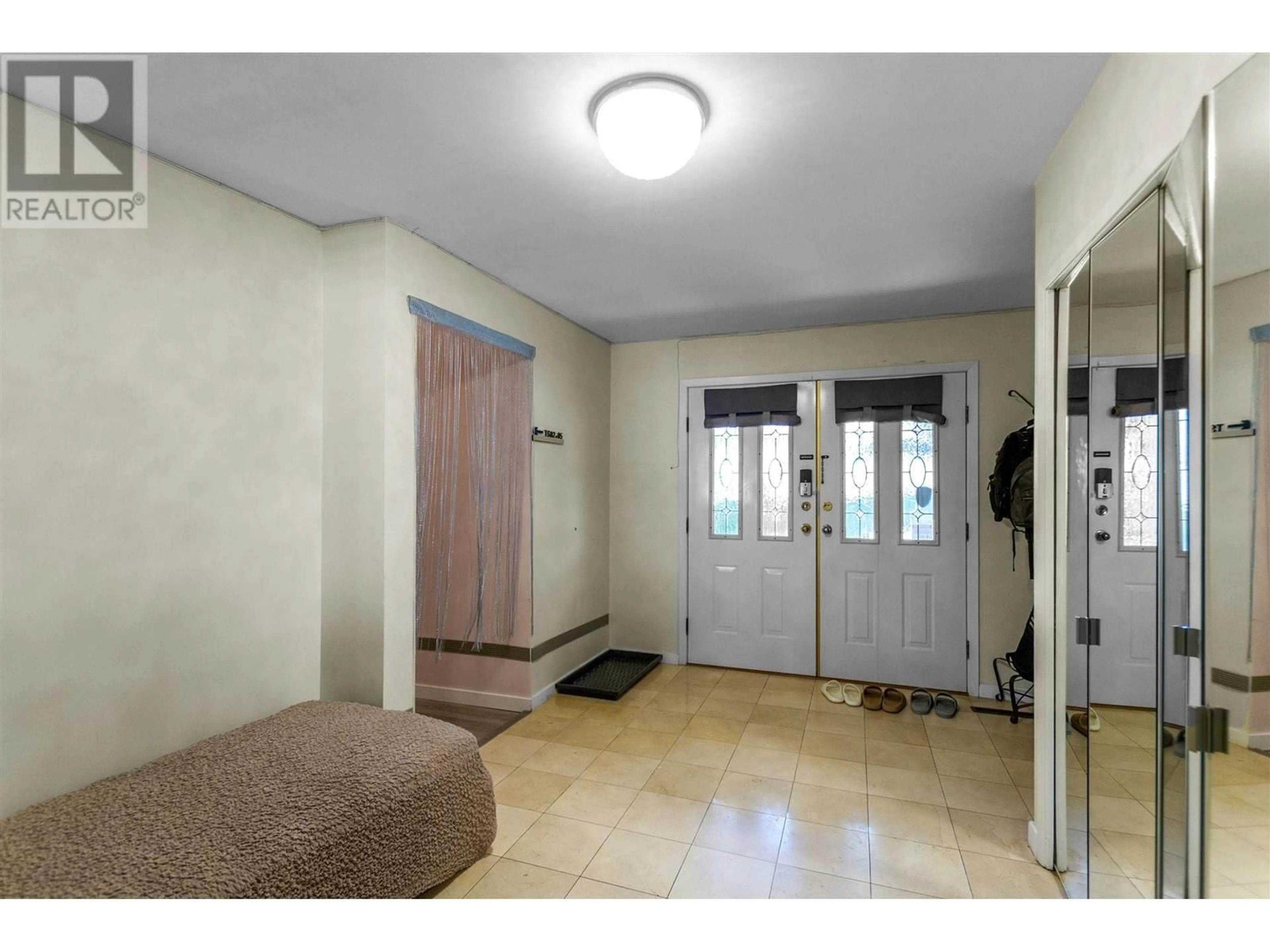 Indoor entryway, cement floor for 6926 TISDALL STREET, Vancouver British Columbia V6P3M9