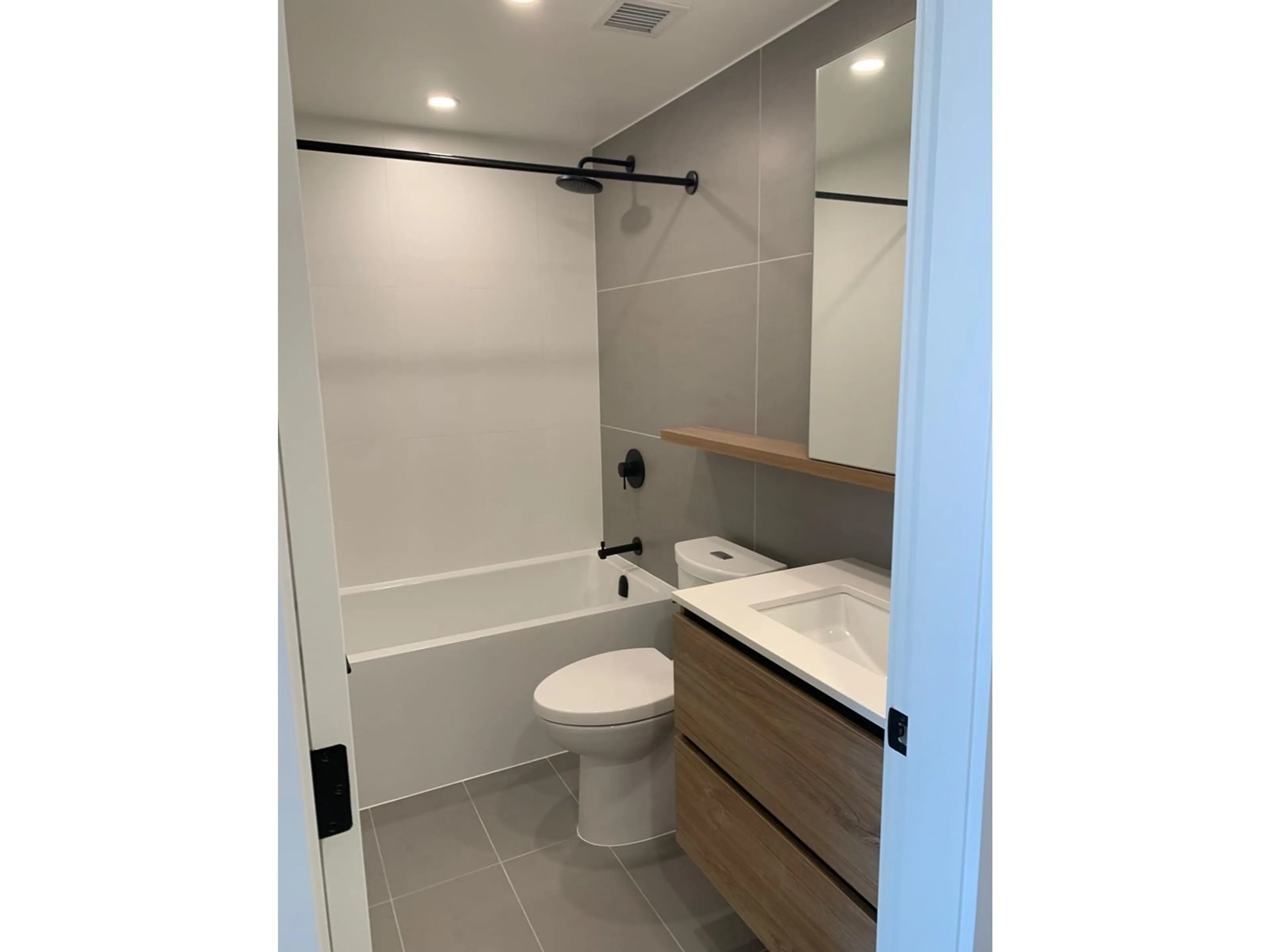 Standard bathroom, not visible floor for 701 10448 UNIVERSITY DRIVE, Surrey British Columbia V3T0S7